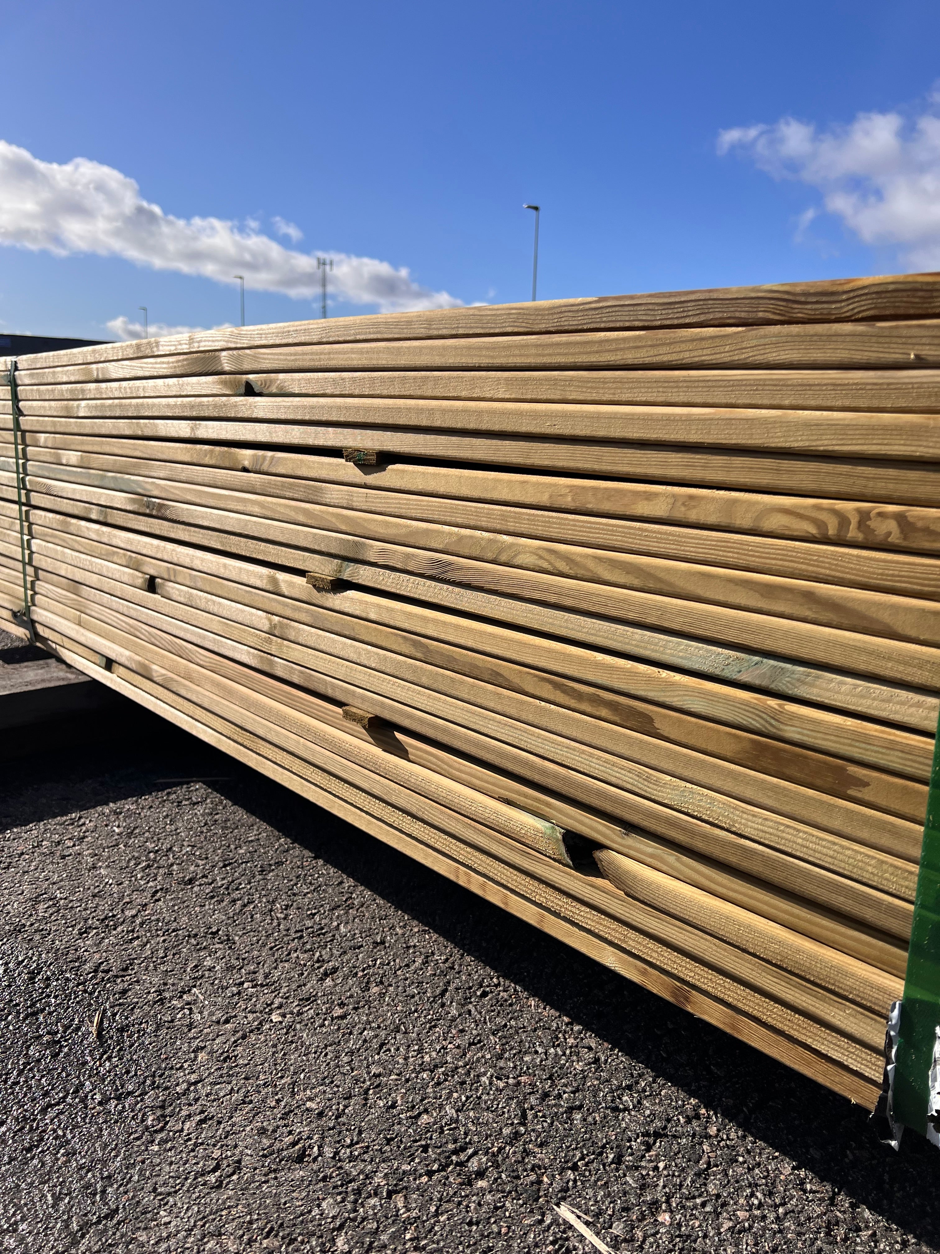 Tryckimpregnerad trall 22x95 – 200 st 4,20m (B-sortering)