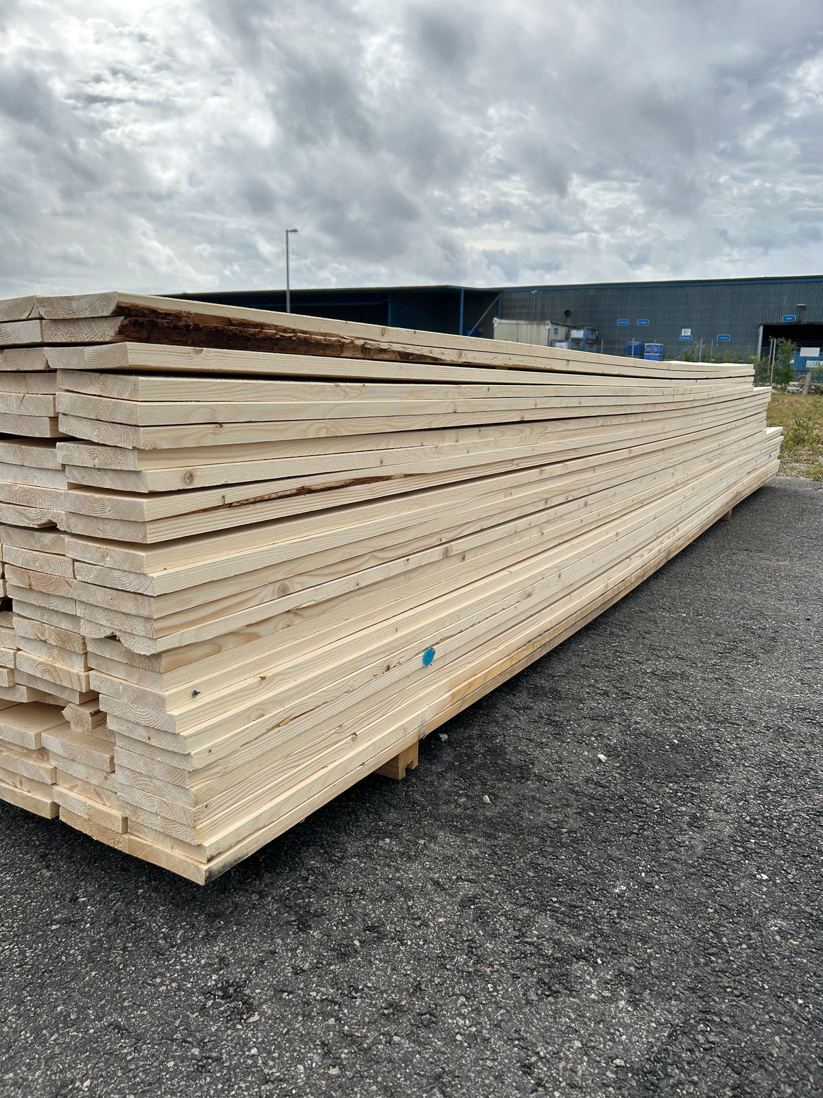 Parti Finsågade Brädor 22x120 mm – 3.60–4.80 m (Andra sortering)
