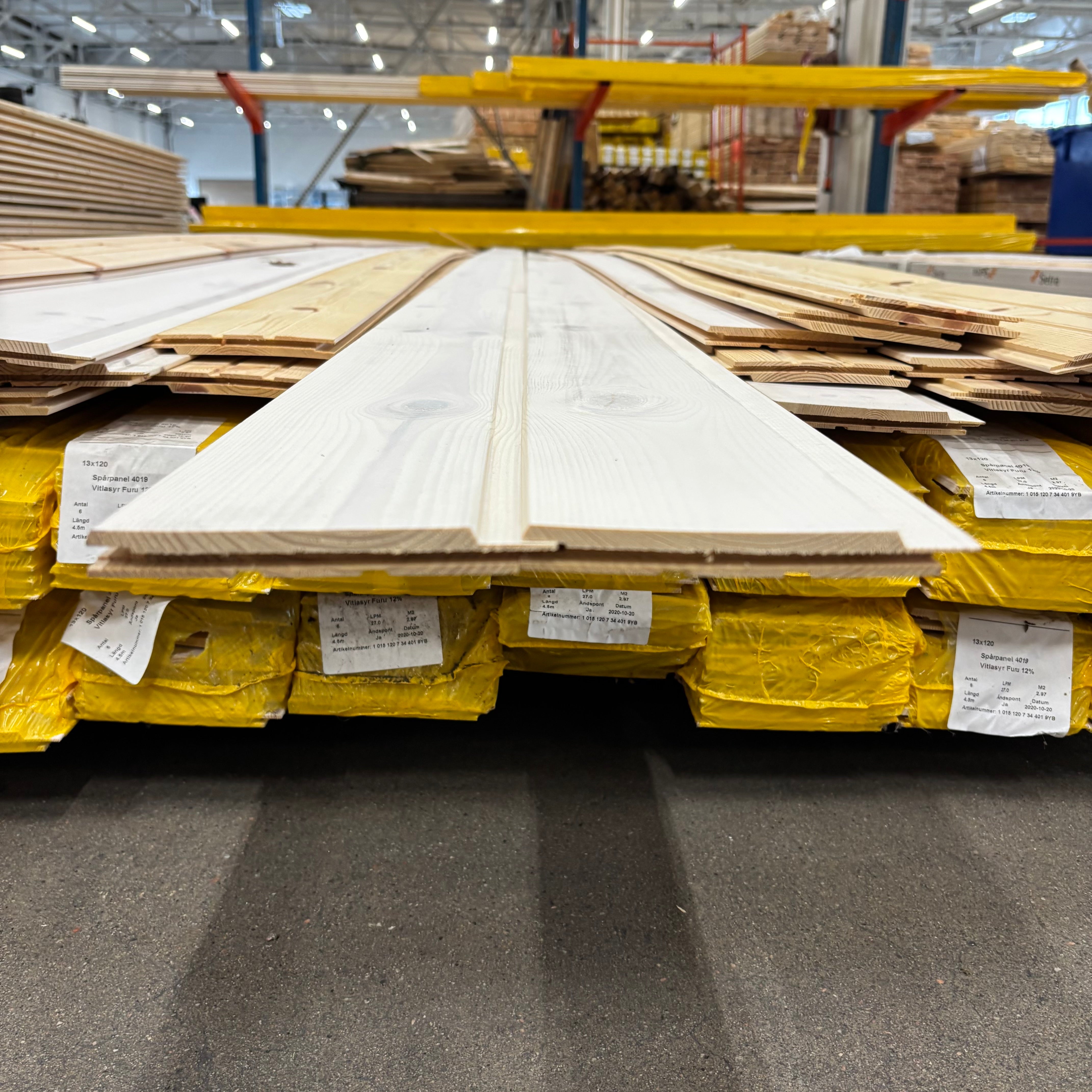 Paket Spårpanel 13x120mm – 135 st (4,40 m, furu, vitlasyr + lack)
