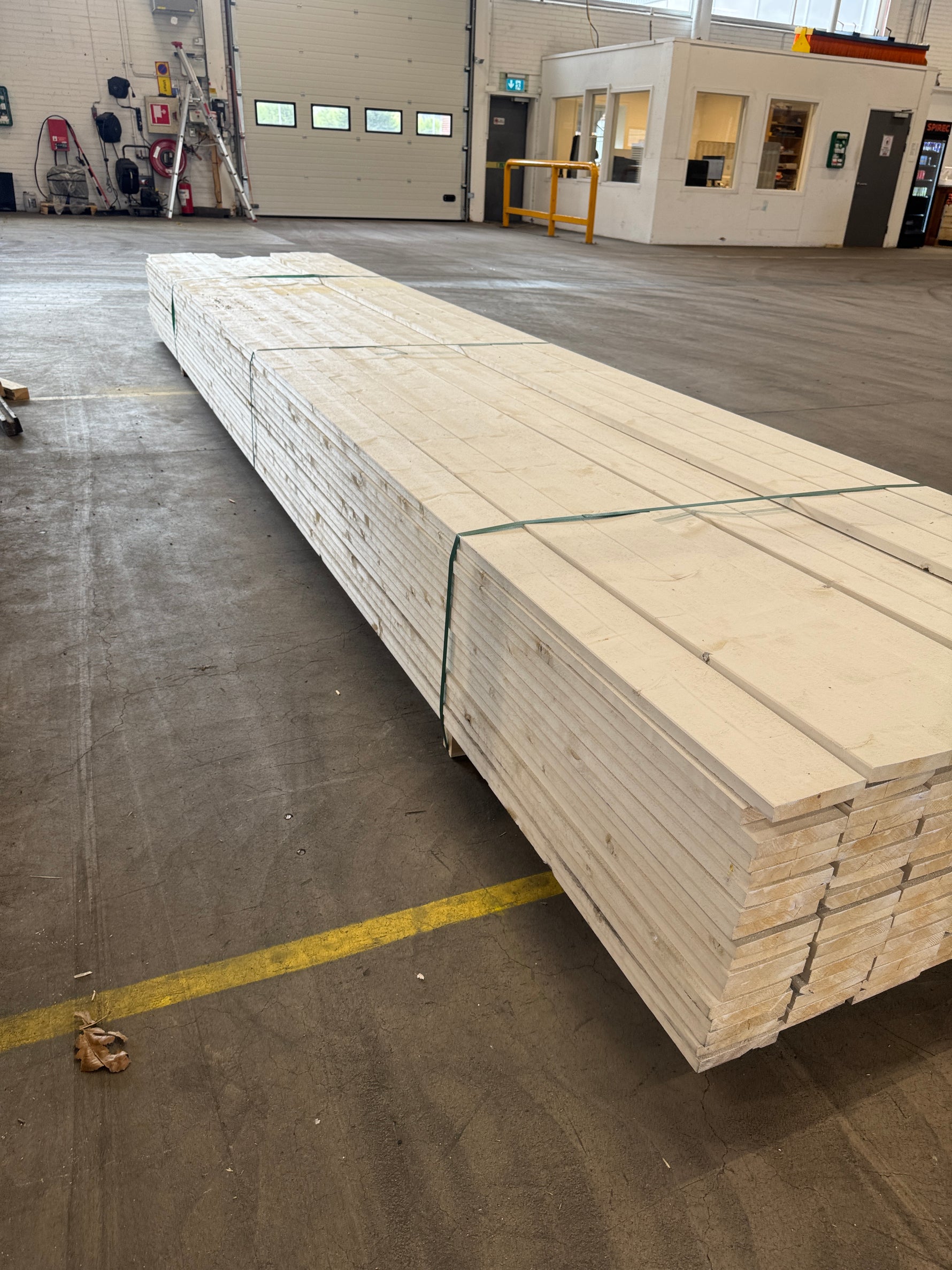 Paket Finsågade Brädor 22x120mm 5.40m Grundmålad 150st