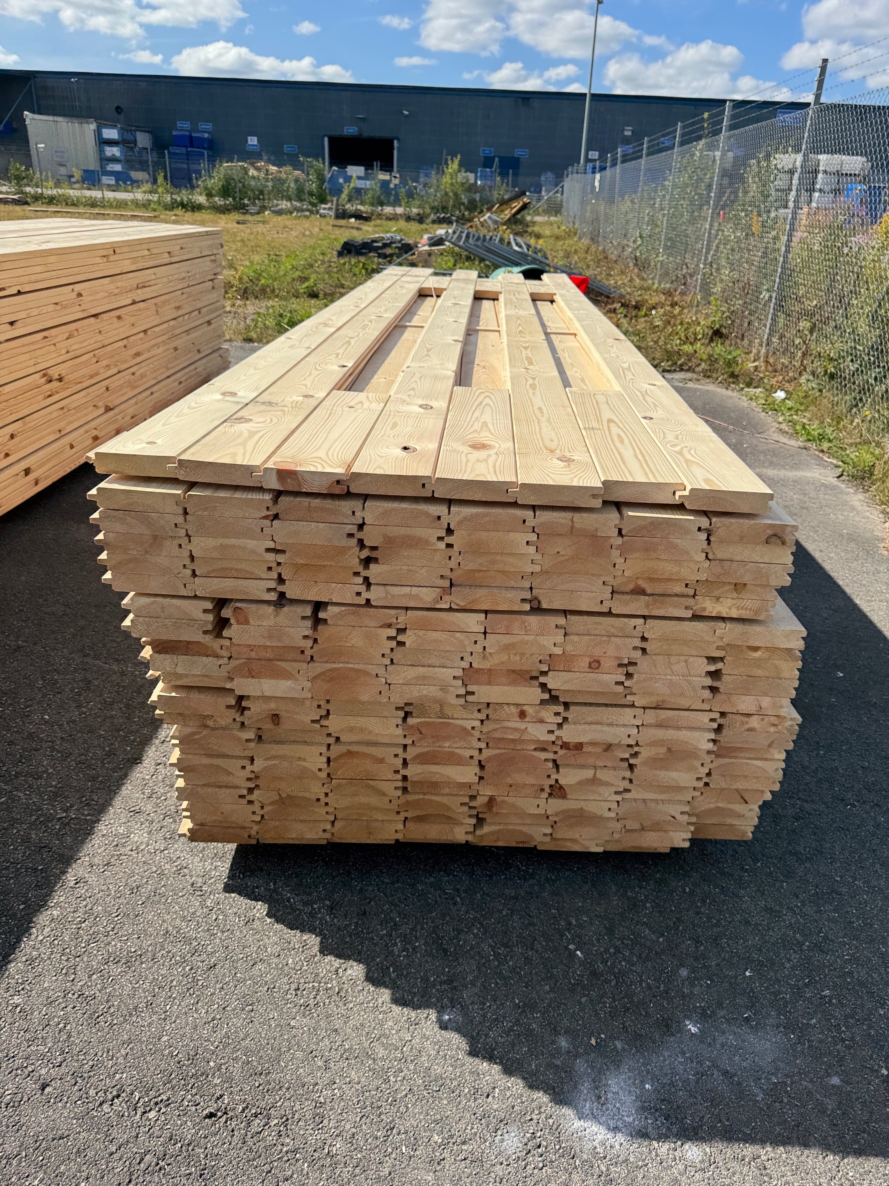 Paket Hyvlad Panel med Spont 34x145 – 165st – 4.20 m – ANDRASORTERING