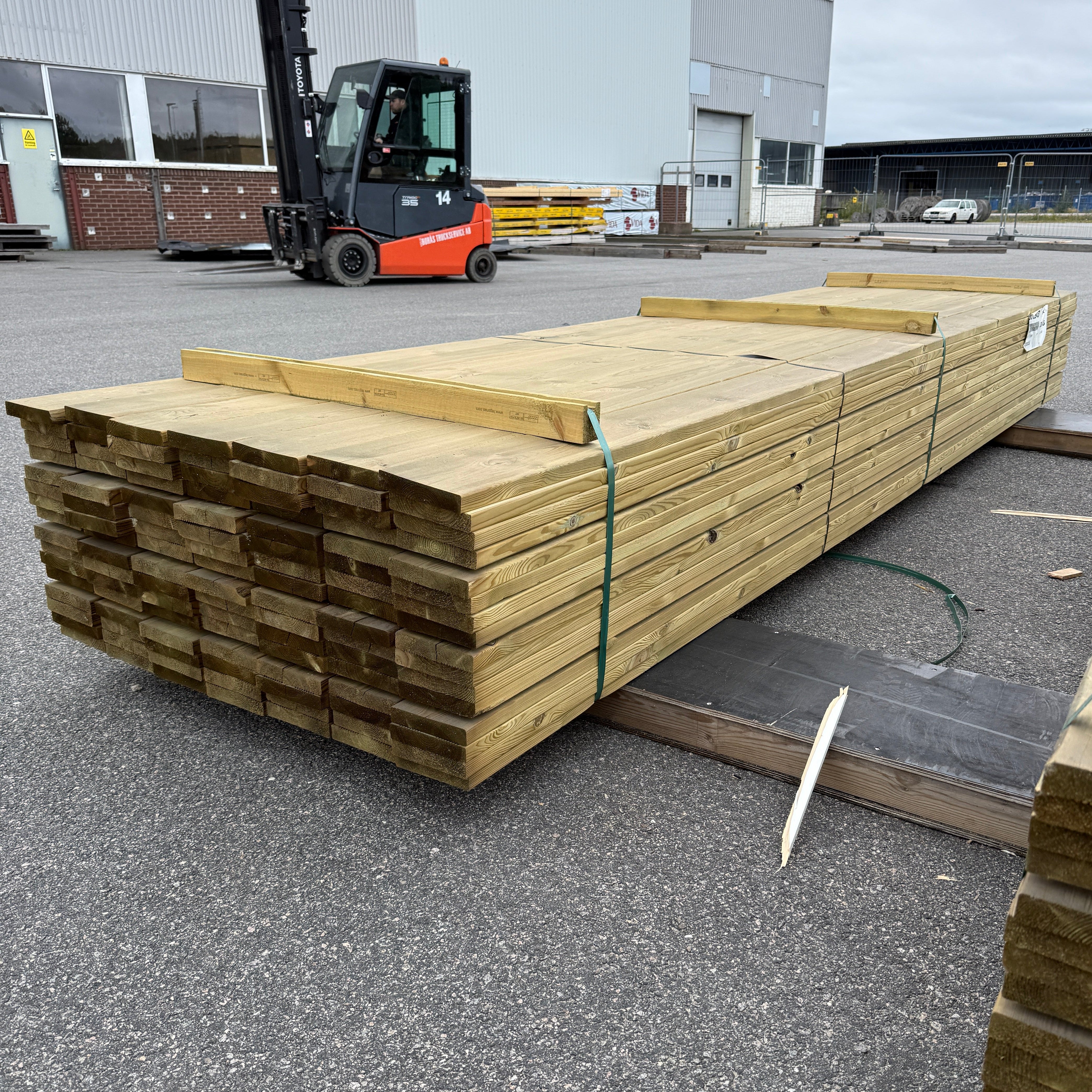 Paket Tryckimpregnerad Rillad Trall 28x145mm – 112st, 4,20m