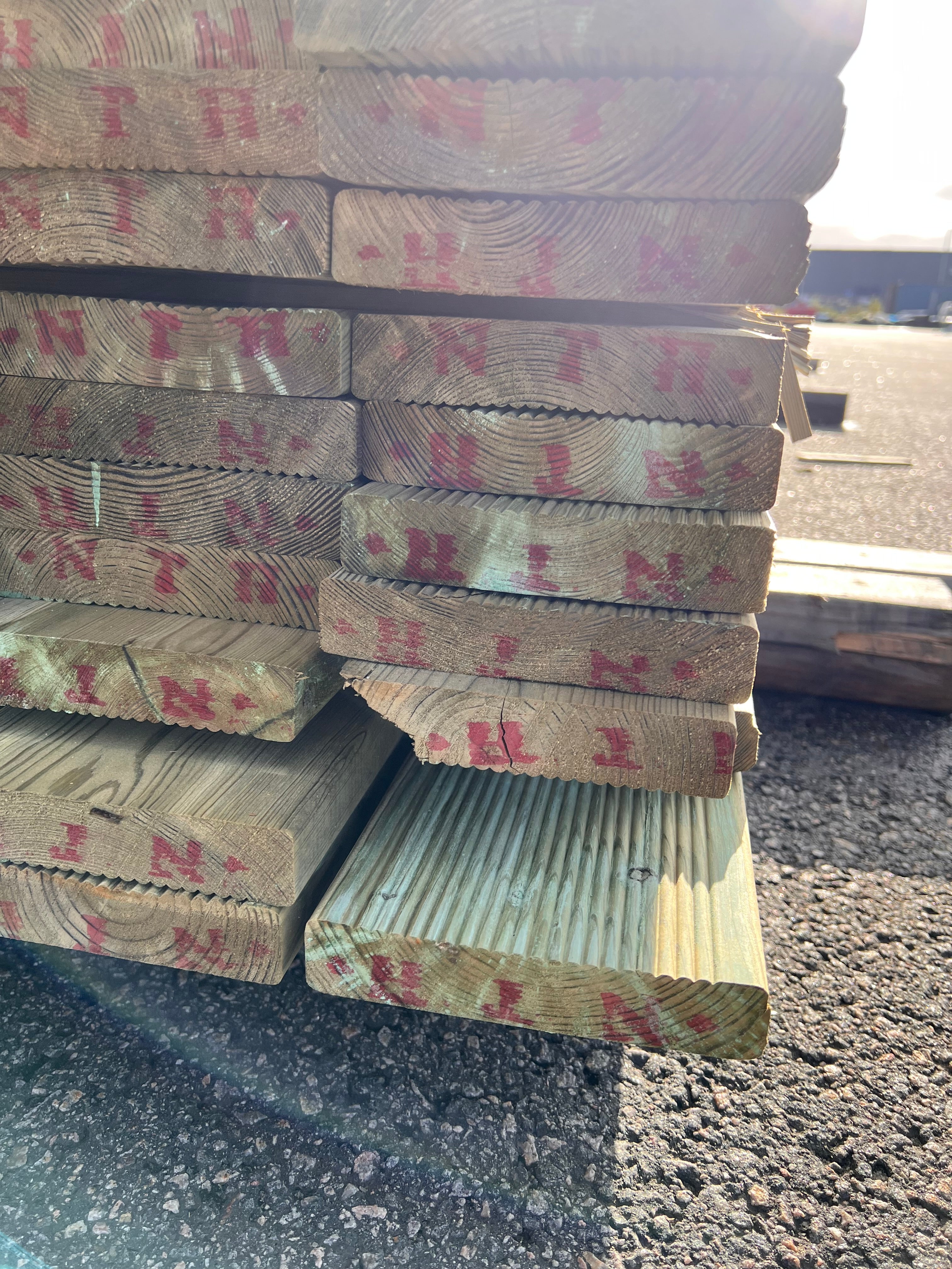 Tryckimpregnerad Rillad Trall 28x145 – 84 st (B-sortering)
