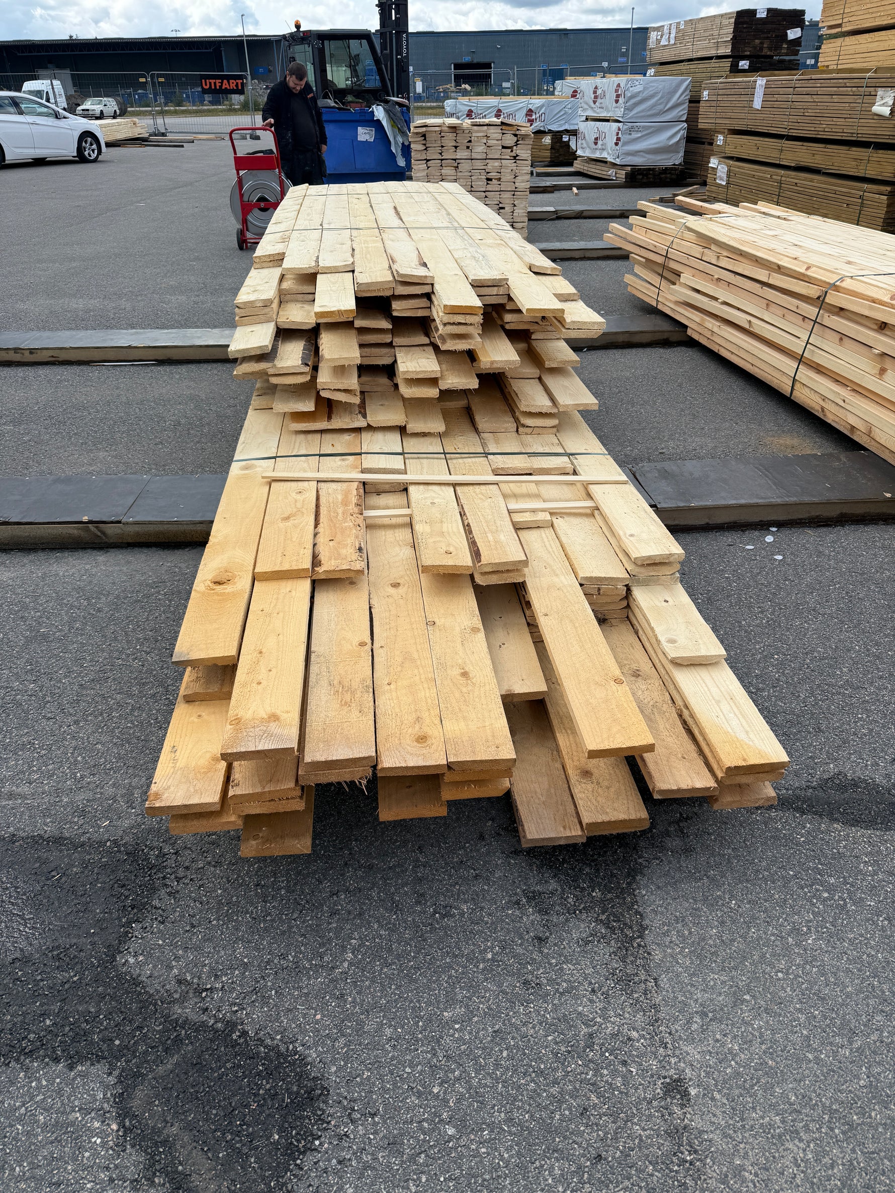 Paket Råsågade Brädor 22×125 mm – 261 st (2,40-5,40m)