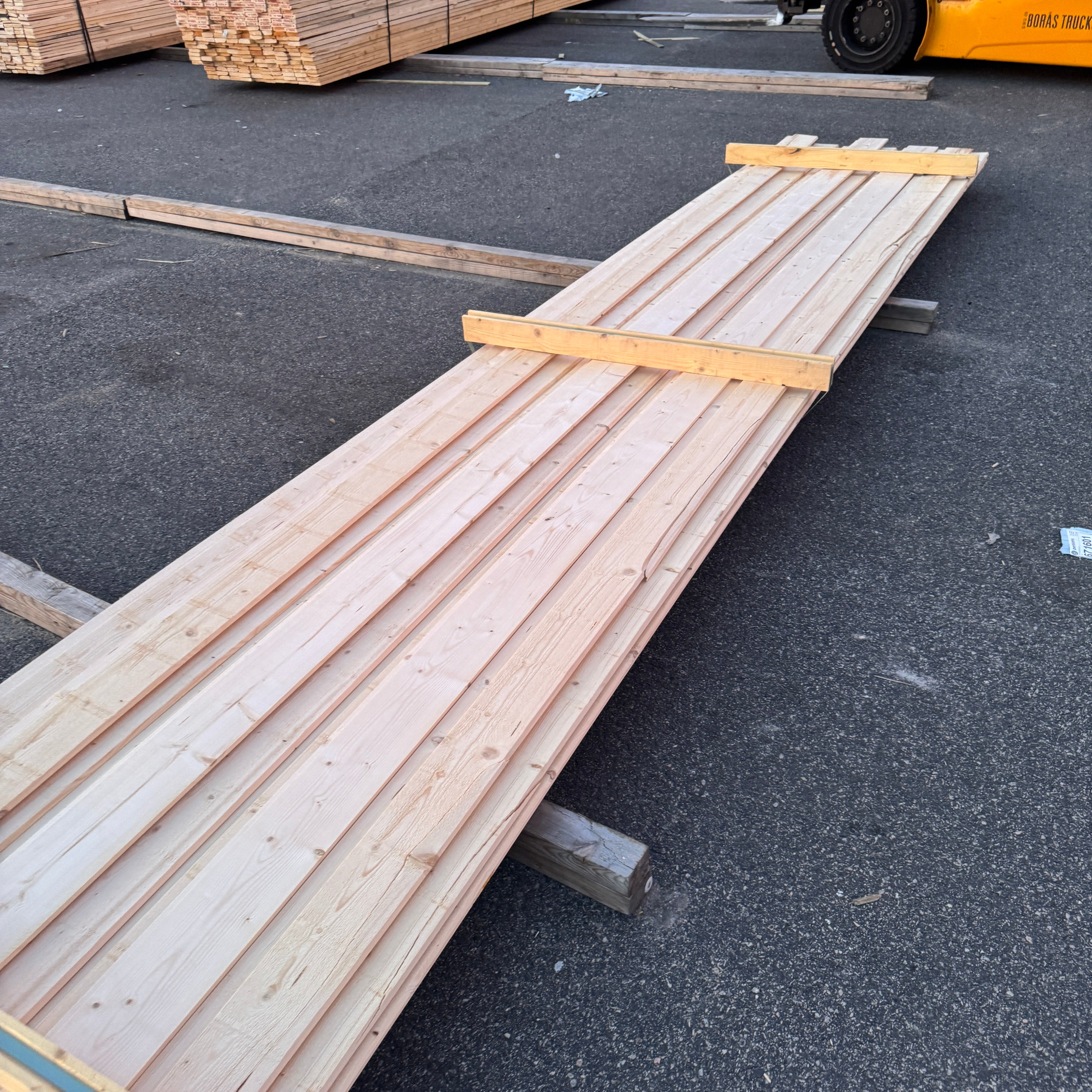 Paket Ytterpanel 22x145mm Falsad Spårpanel – 32 st 5,40 m (revor, obehandlad)