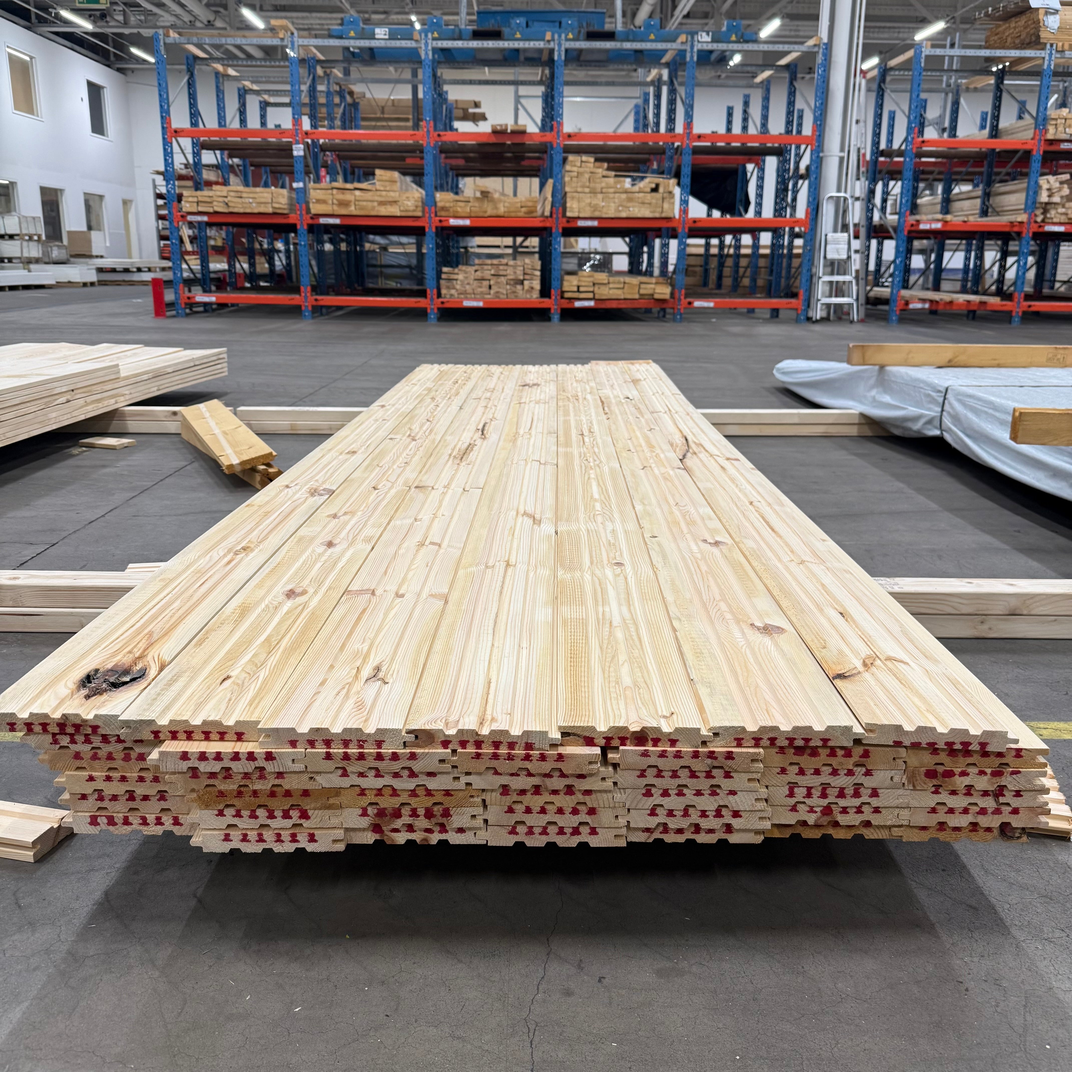 Paket Golvträ 22x148mm Furu med fas – 42 st (3,3–3,9 m, utskott)