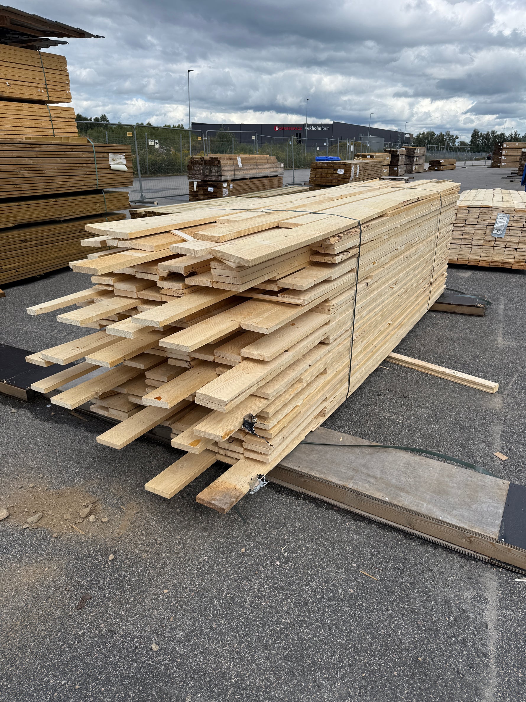 Paket Råsågade Brädor 22×125 mm – 326 st (3,30-3,90m)