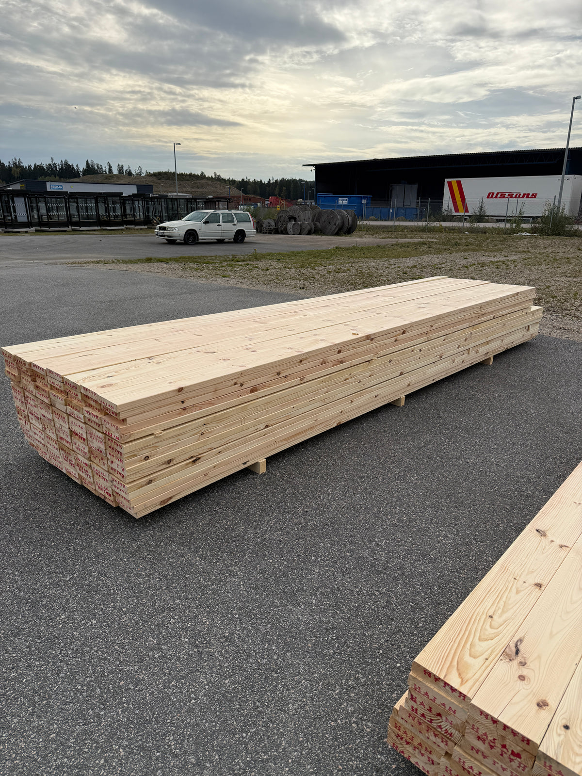 Paket Hyvlade Furu Brädor 36x148mm 4,50–4,80m – 105st (Andra sortering)