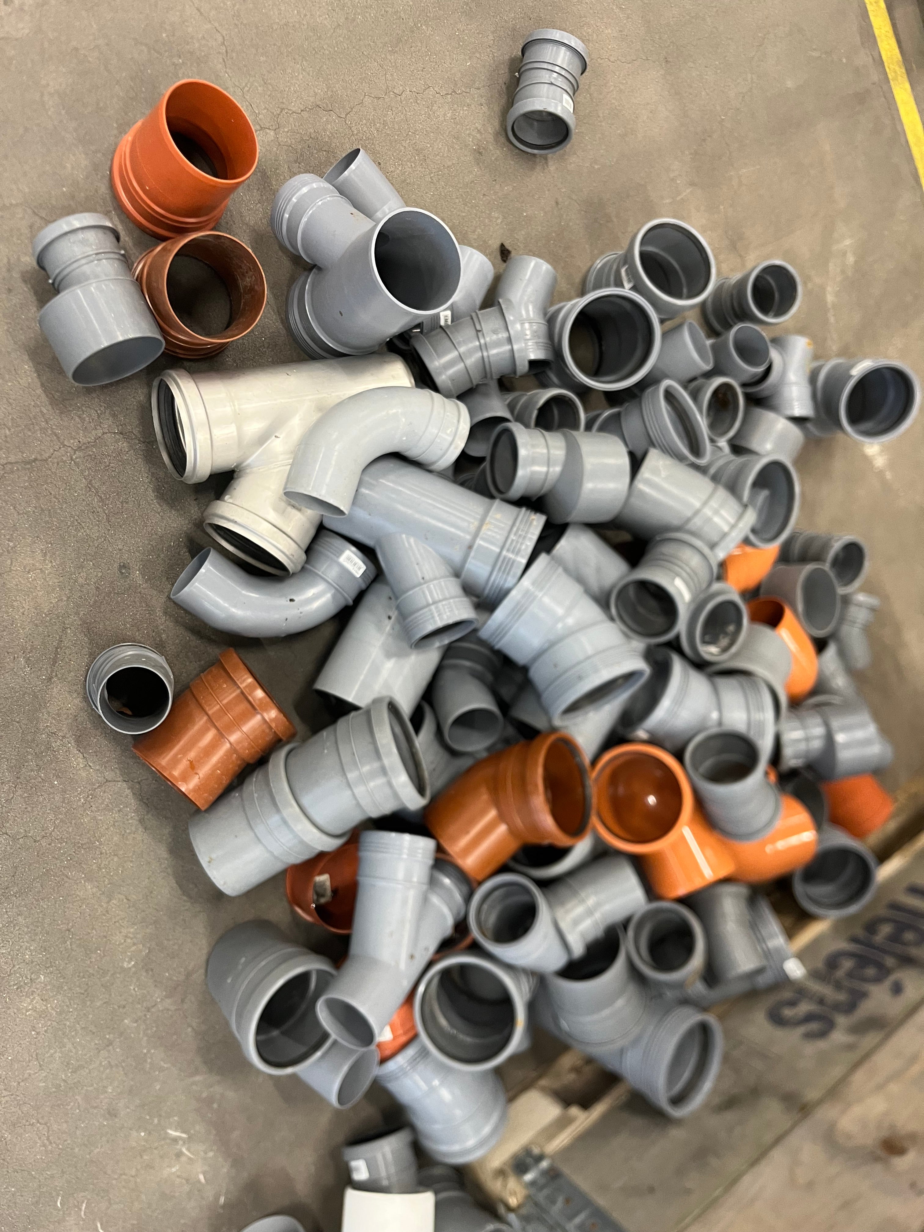 Parti med rördelar till markavlopp