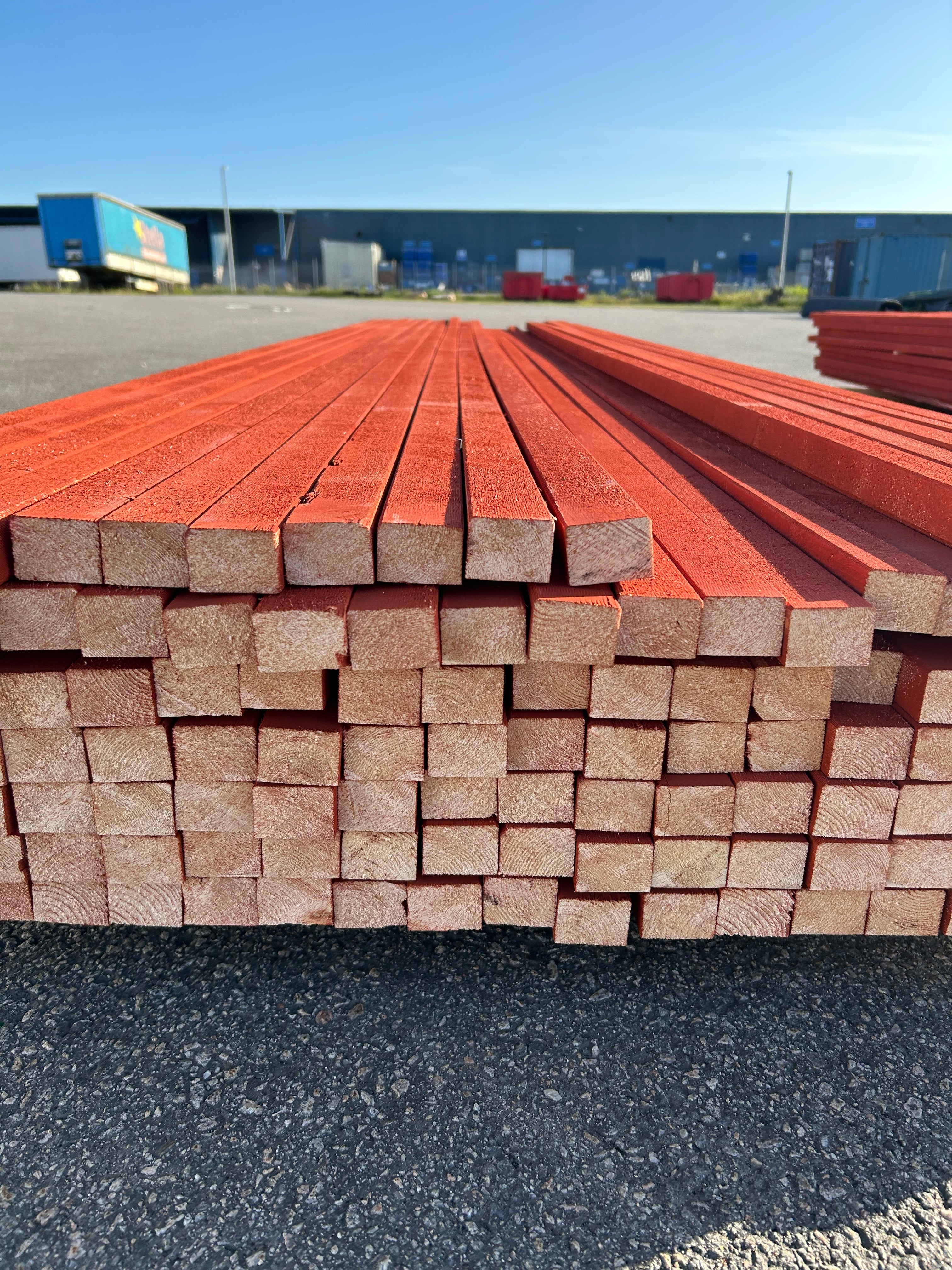 Paket Läkt 34x45 – 142st (4.50 m) – Grundmålad Ljusröd Slam