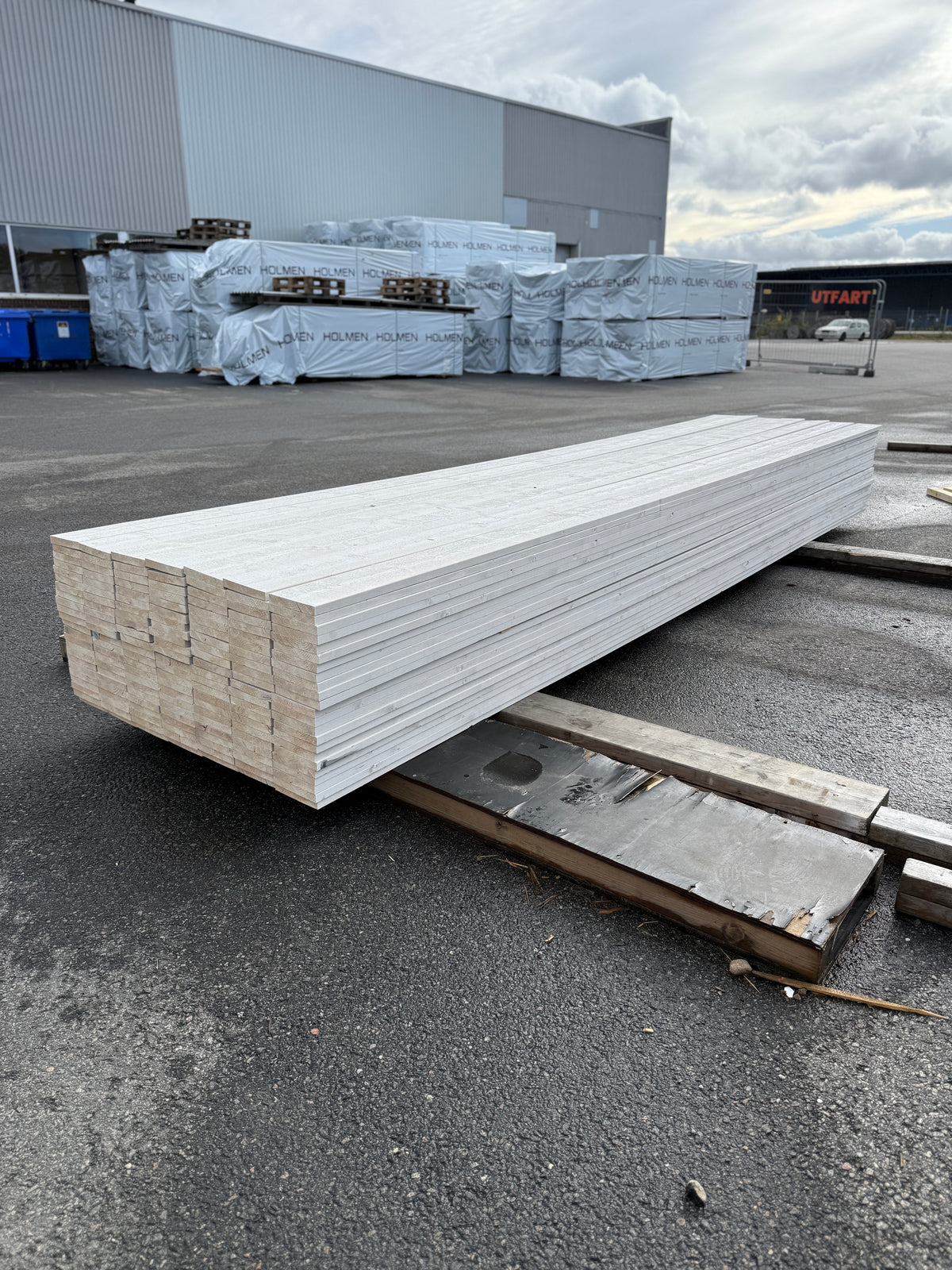 Finsågade Brädor 22x145mm 4,50m – Grundmålade (Säljs per styck)