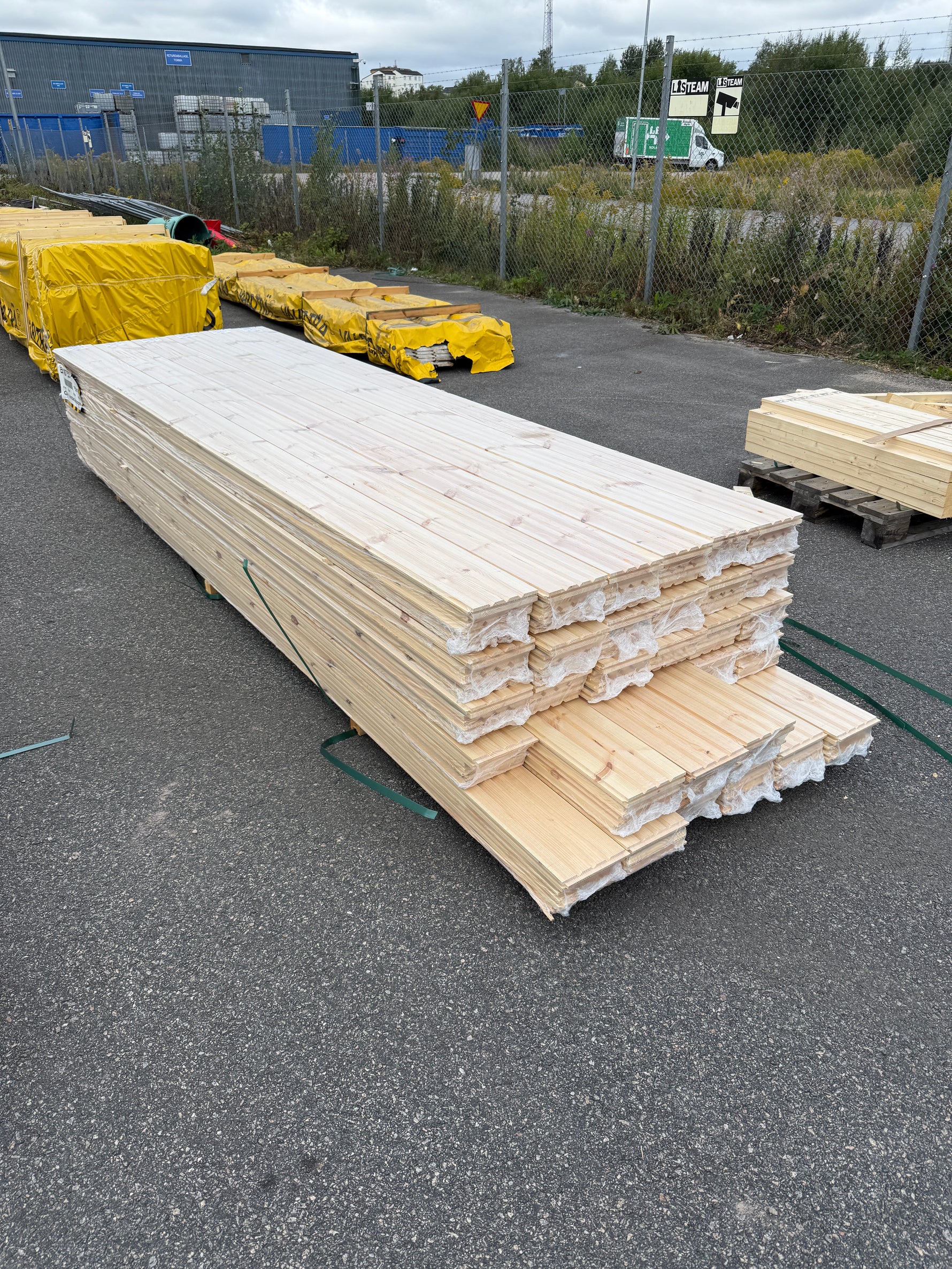 Parti Massivt Furugolv Borstad Ljusgrå Ekonomi 25x160 mm – ca 64,32 m²