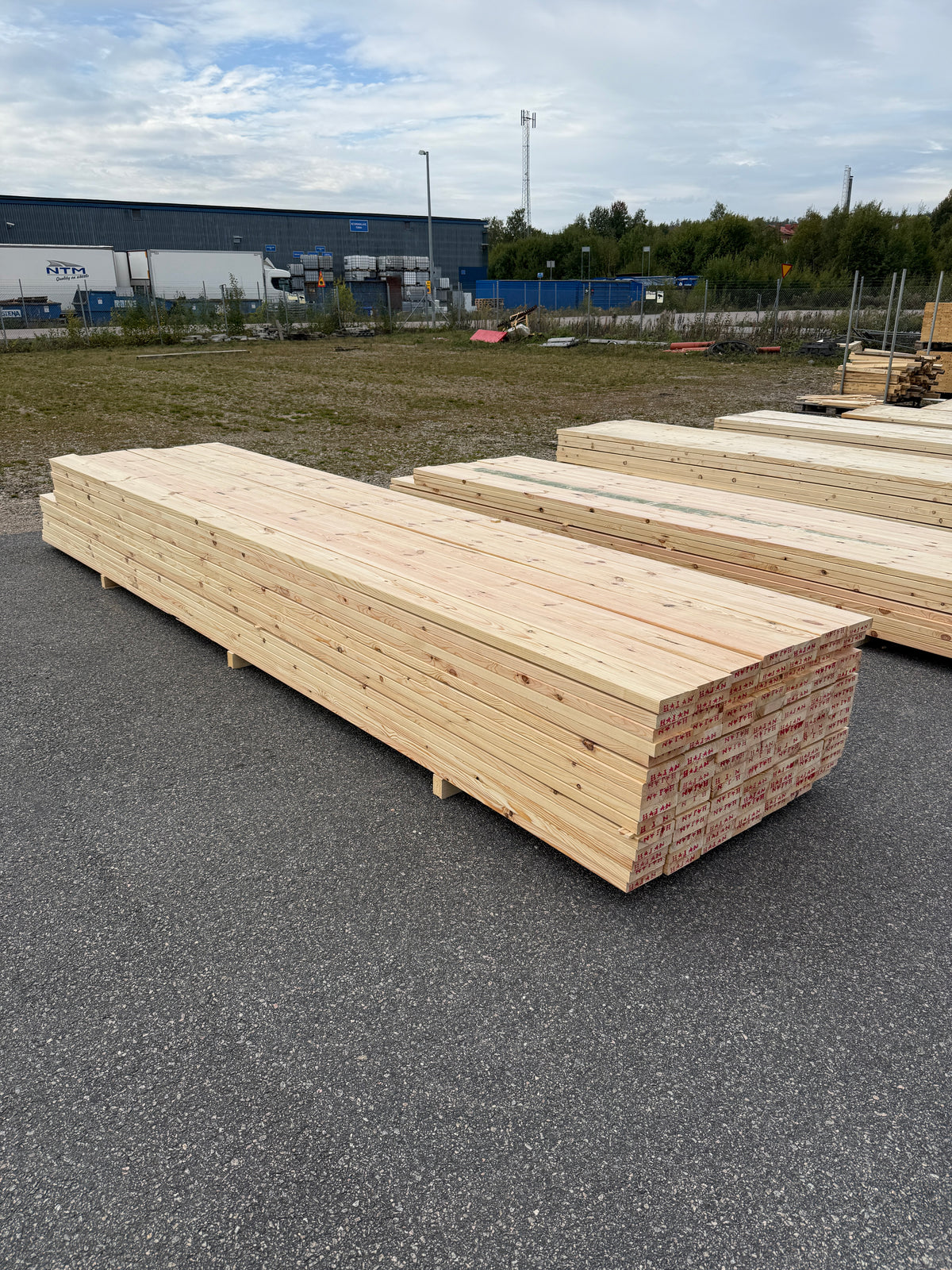 Paket Hyvlade Furu Brädor 36x148mm 4,50–4,80m – 105st (Andra sortering)
