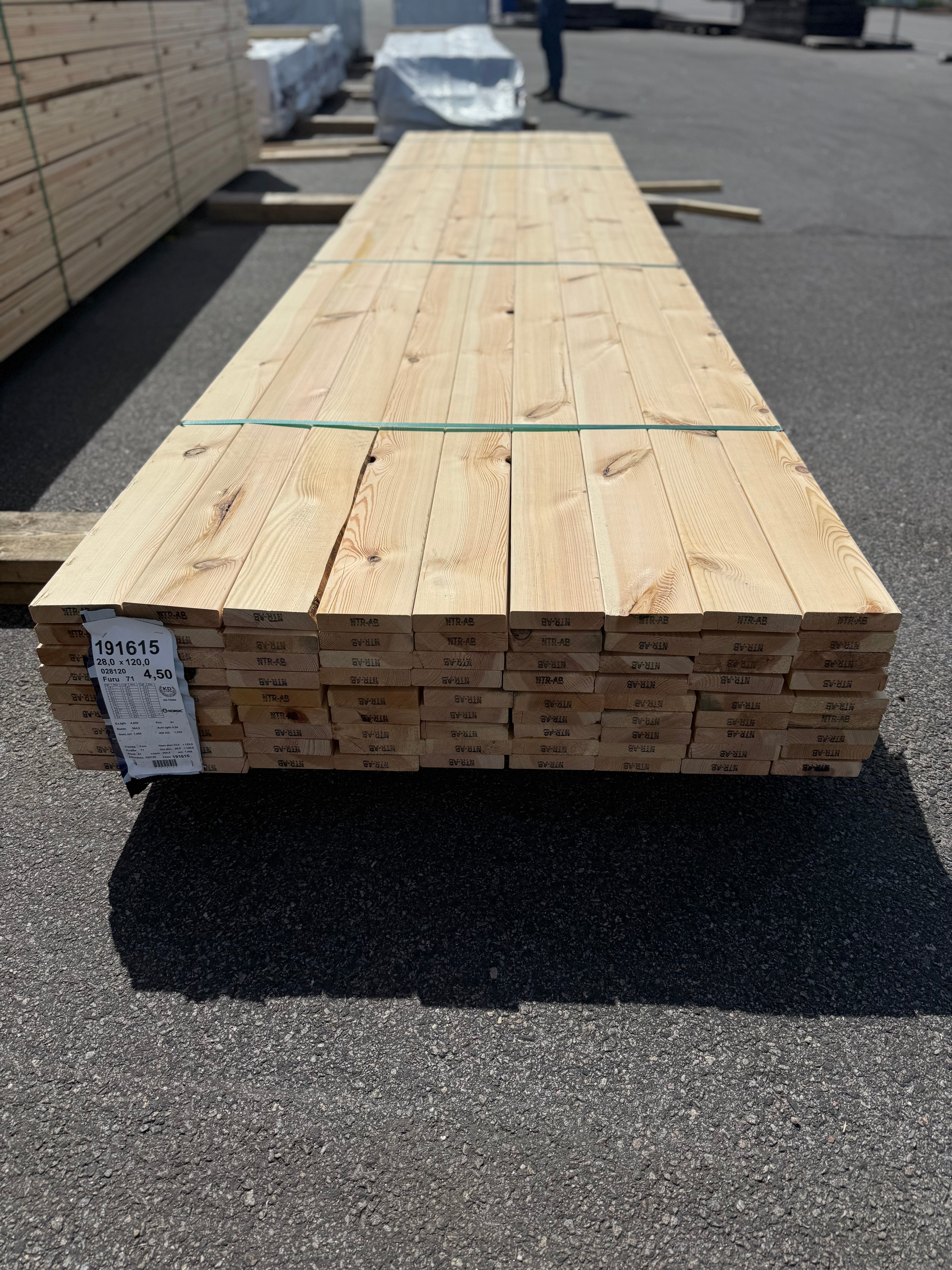 Hyvlad 28x120mm – Obehandlad Furu (Andrasortering)
