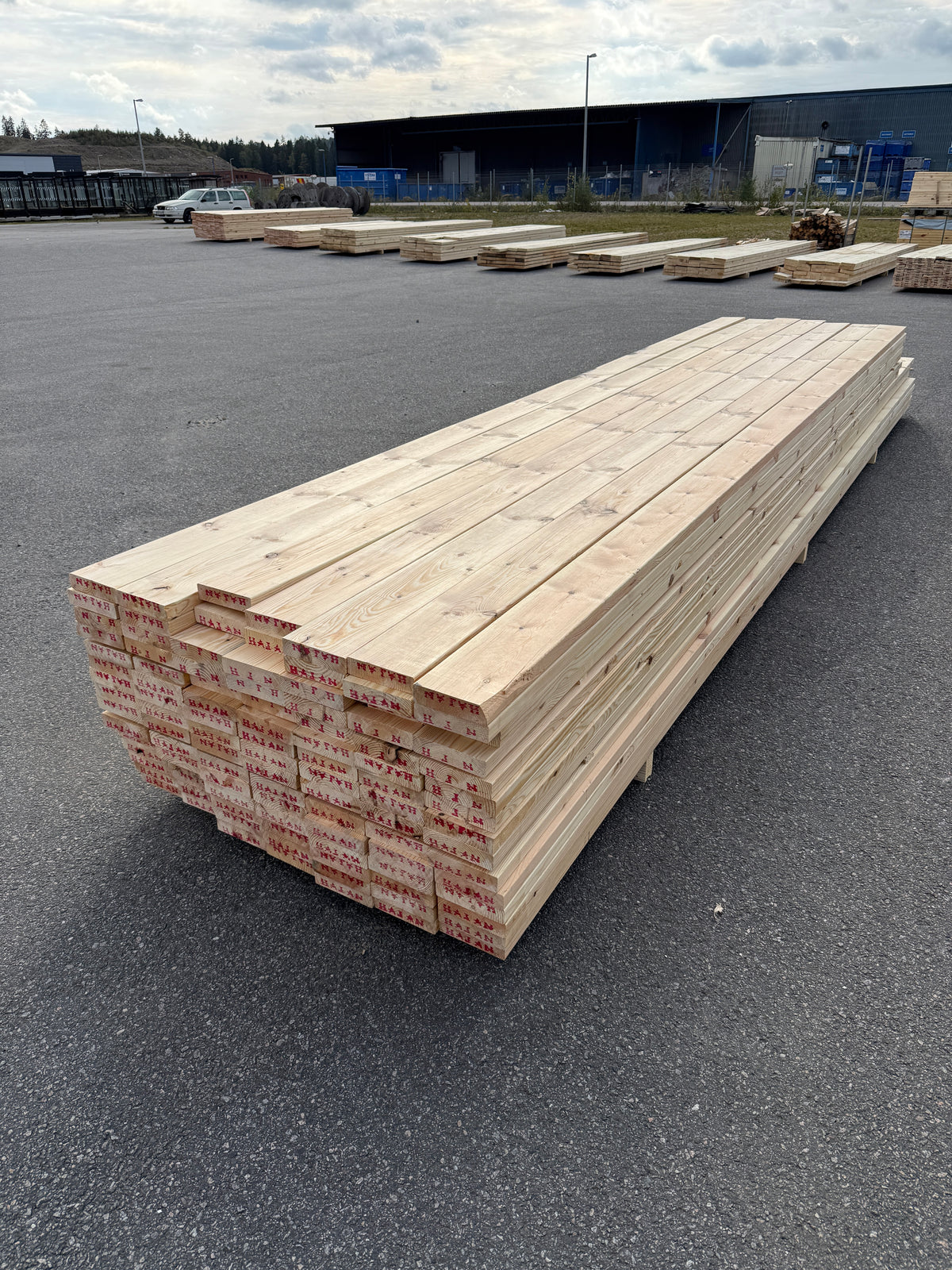 Paket Hyvlade Furu Brädor 36x148mm 4,80–5,40m – 105st (Andra sortering)