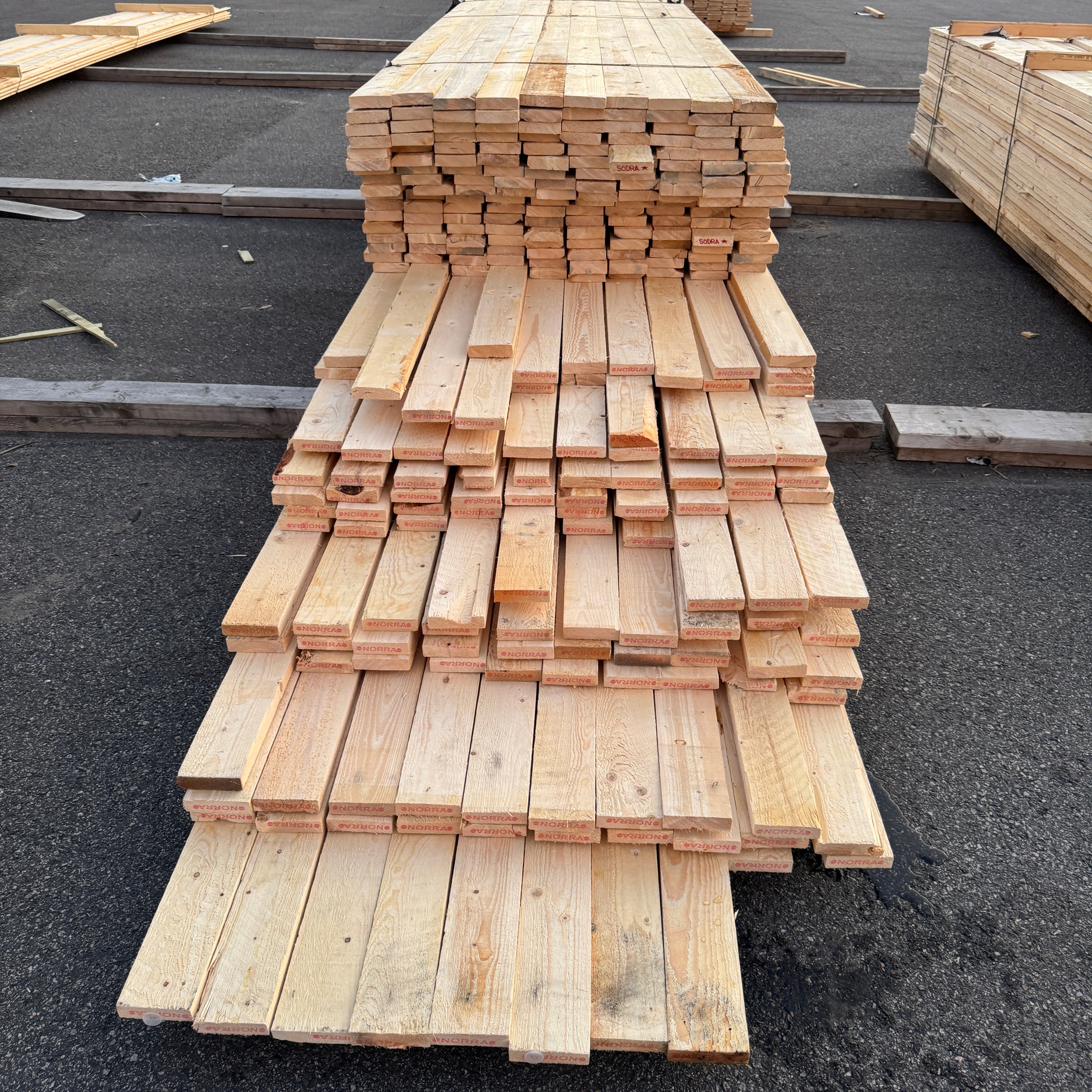 Paket Brädor 25x100mm Råsågad – 294 st (3,6–5,4 m, gran, obehandlad)