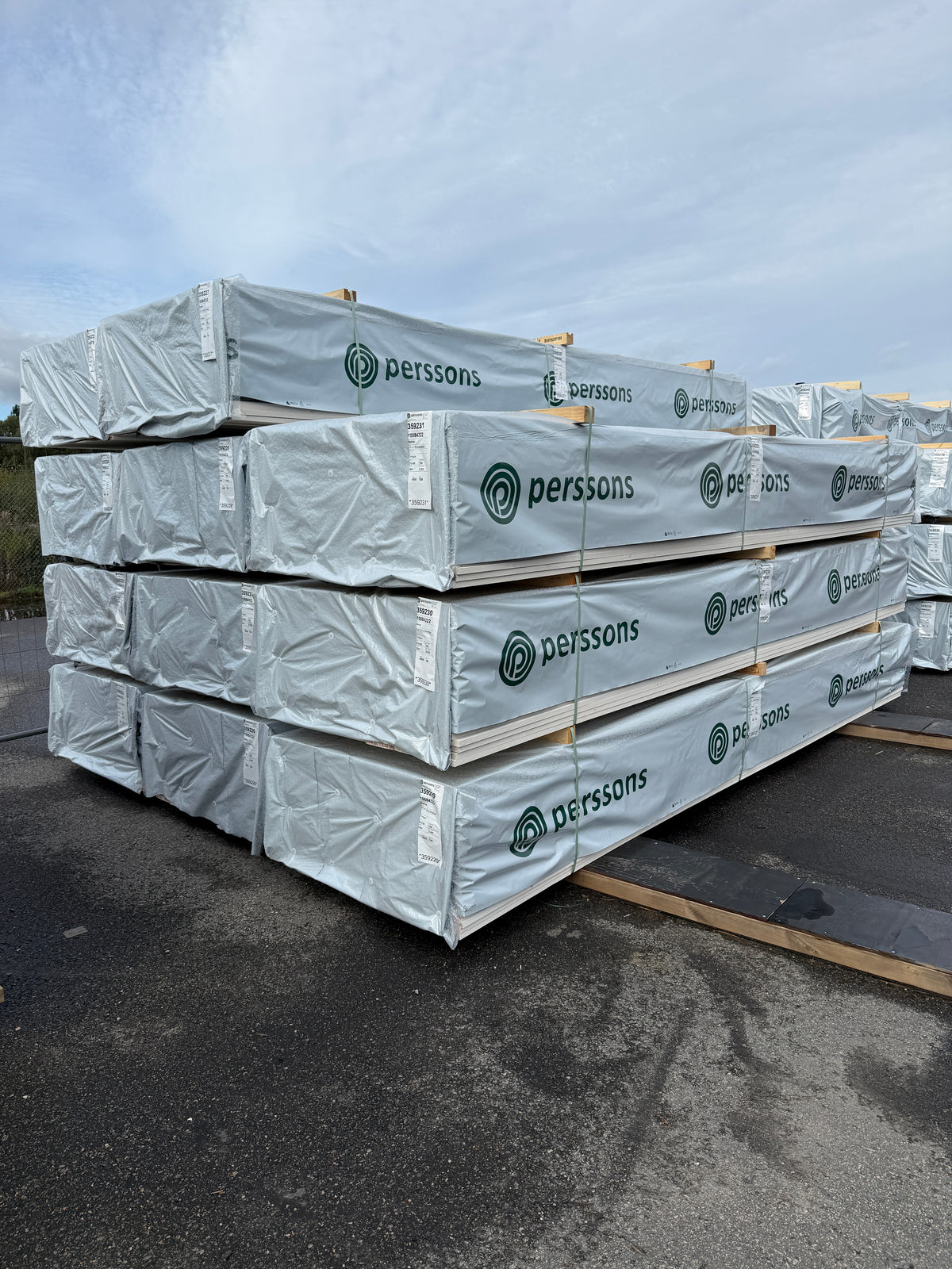 Finsågade Brädor 22x145mm 4,50m – Grundmålade (Säljs per styck)