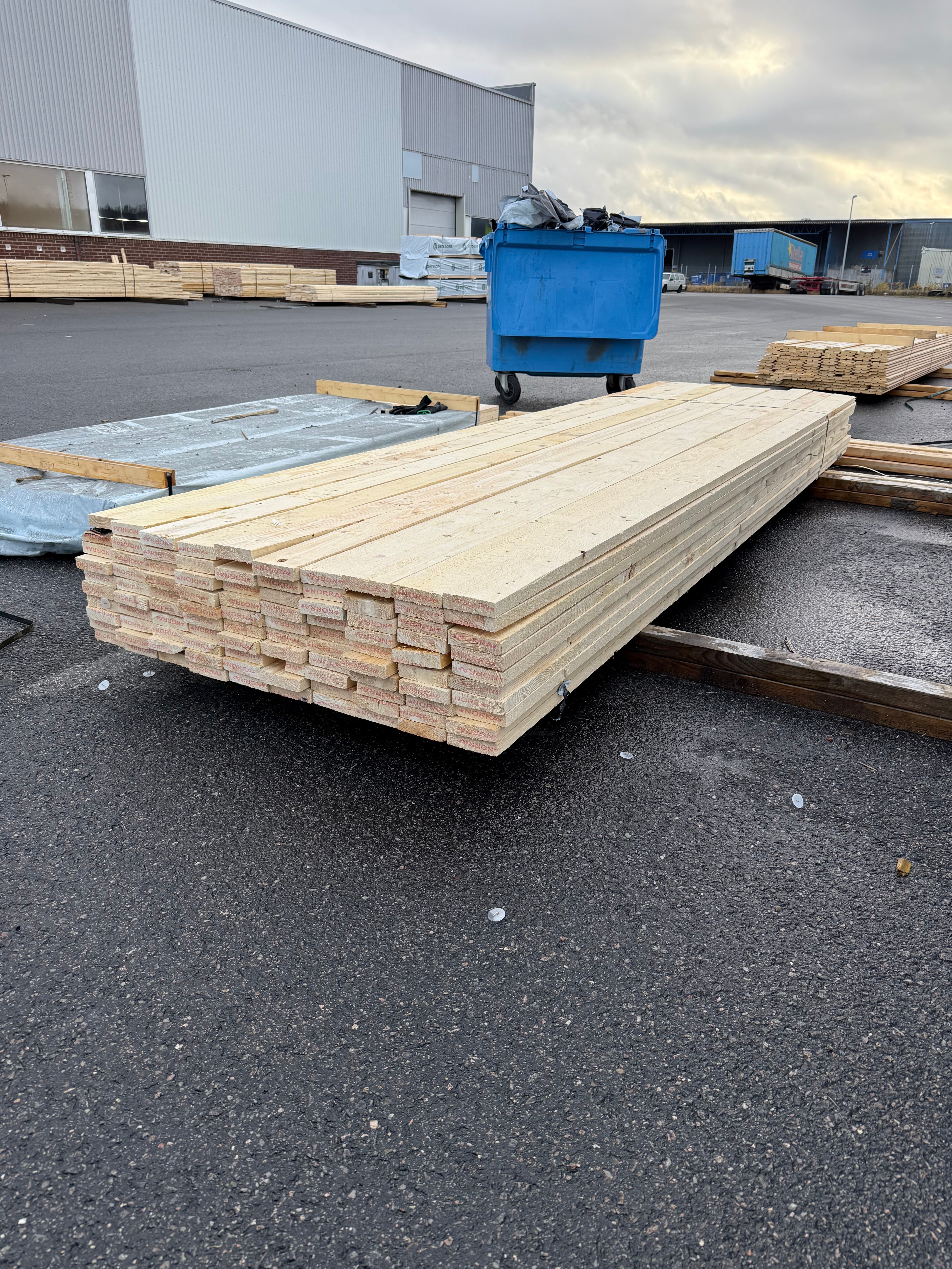 Paket Brädor Råsågade 25x100mm – 82st (3,60 m, Gran, Vankant/Bark)