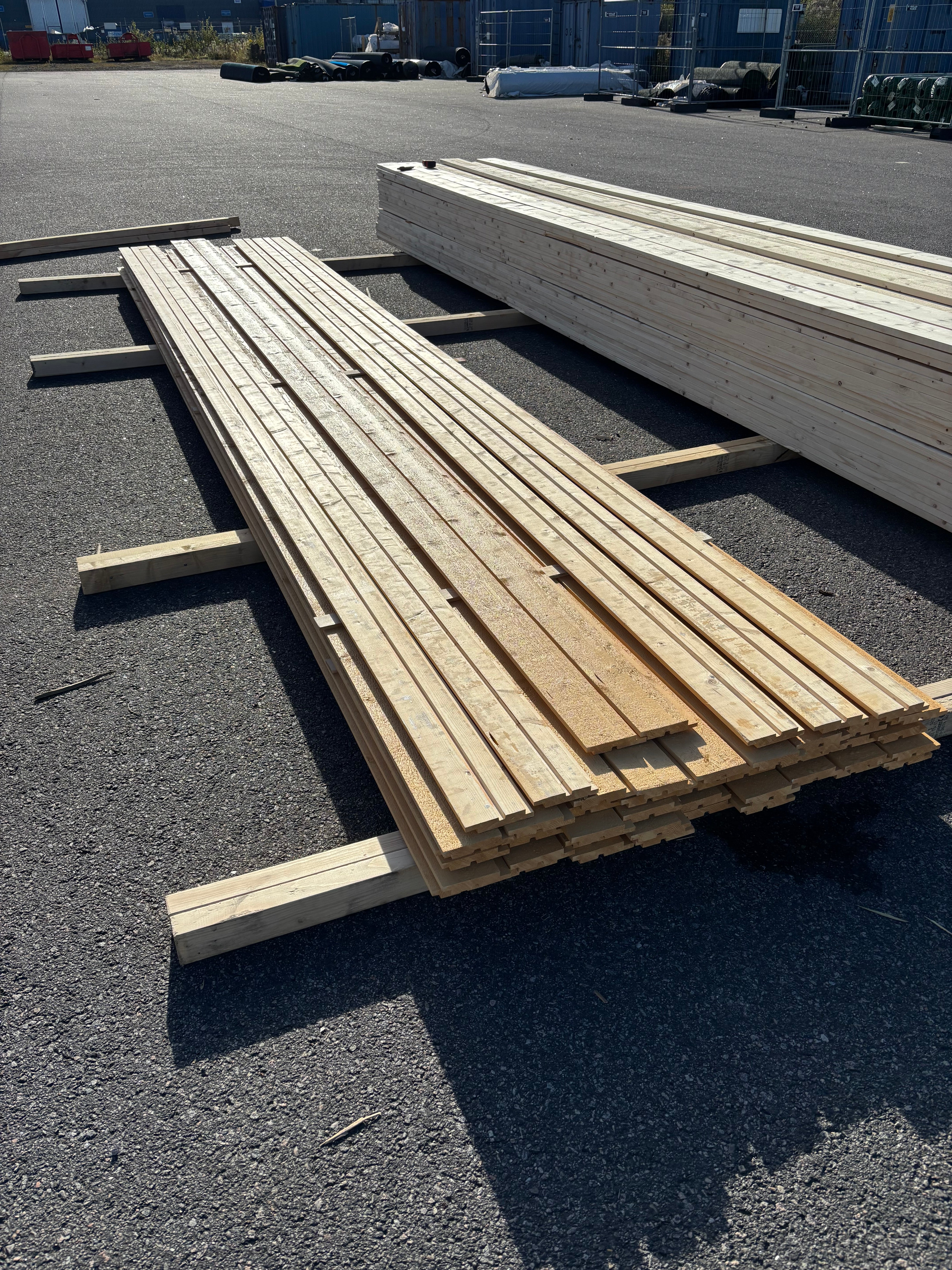 Paket Hakfalspanel 21x120mm – 52 st 5,40 m (grundmålad + mellanstruken gul)