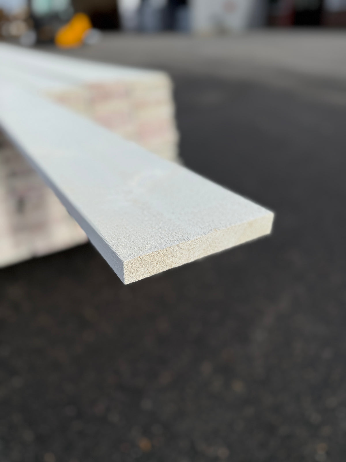 Finsågade Brädor 22x145mm 4,50m – Grundmålade (Säljs per styck)