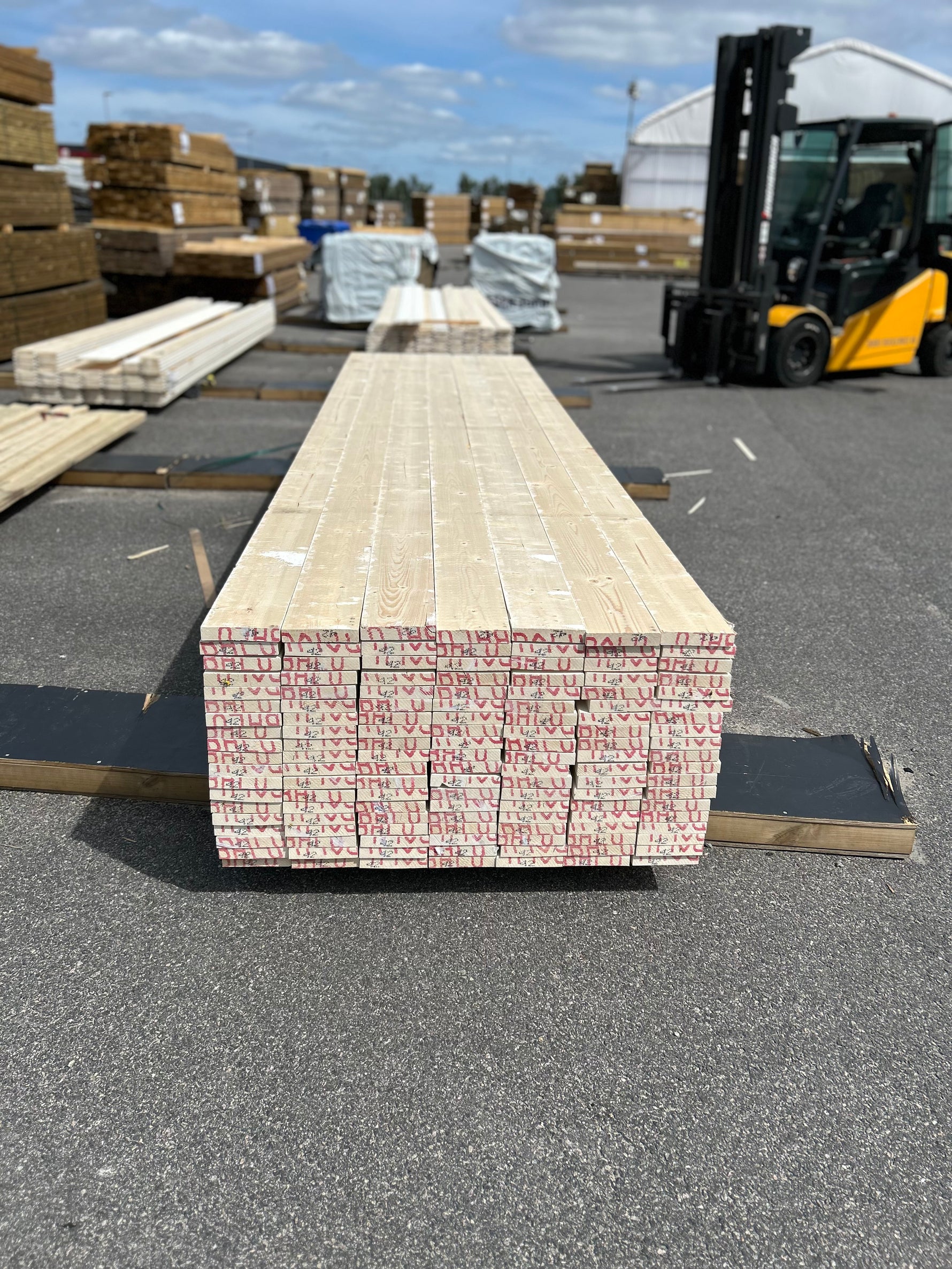 Paket Finsågade Brädor 28x145mm 133st 4.20m Grundmålad