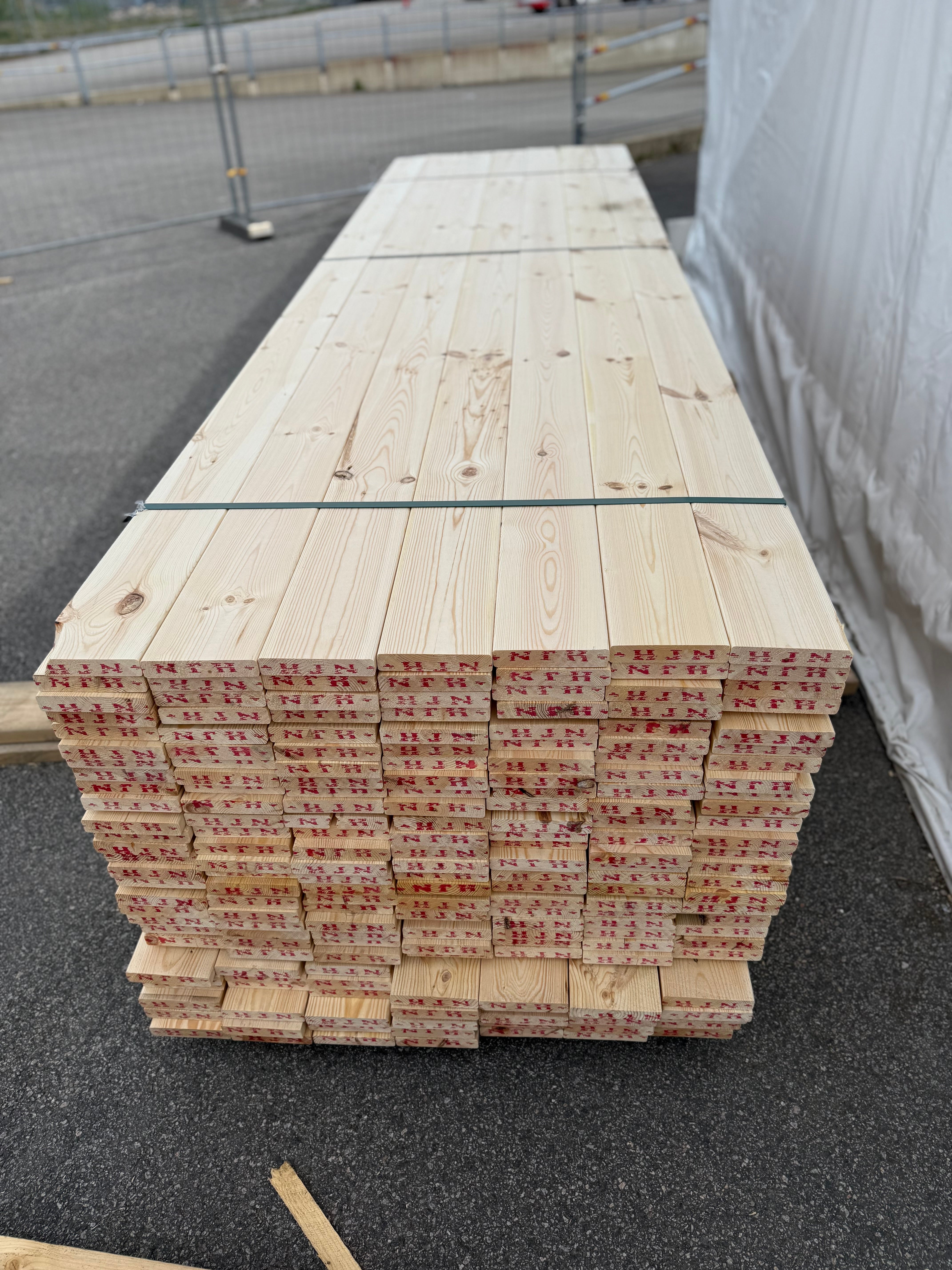 Hyvlad 27x145mm – Obehandlad Furu (Andrasortering)