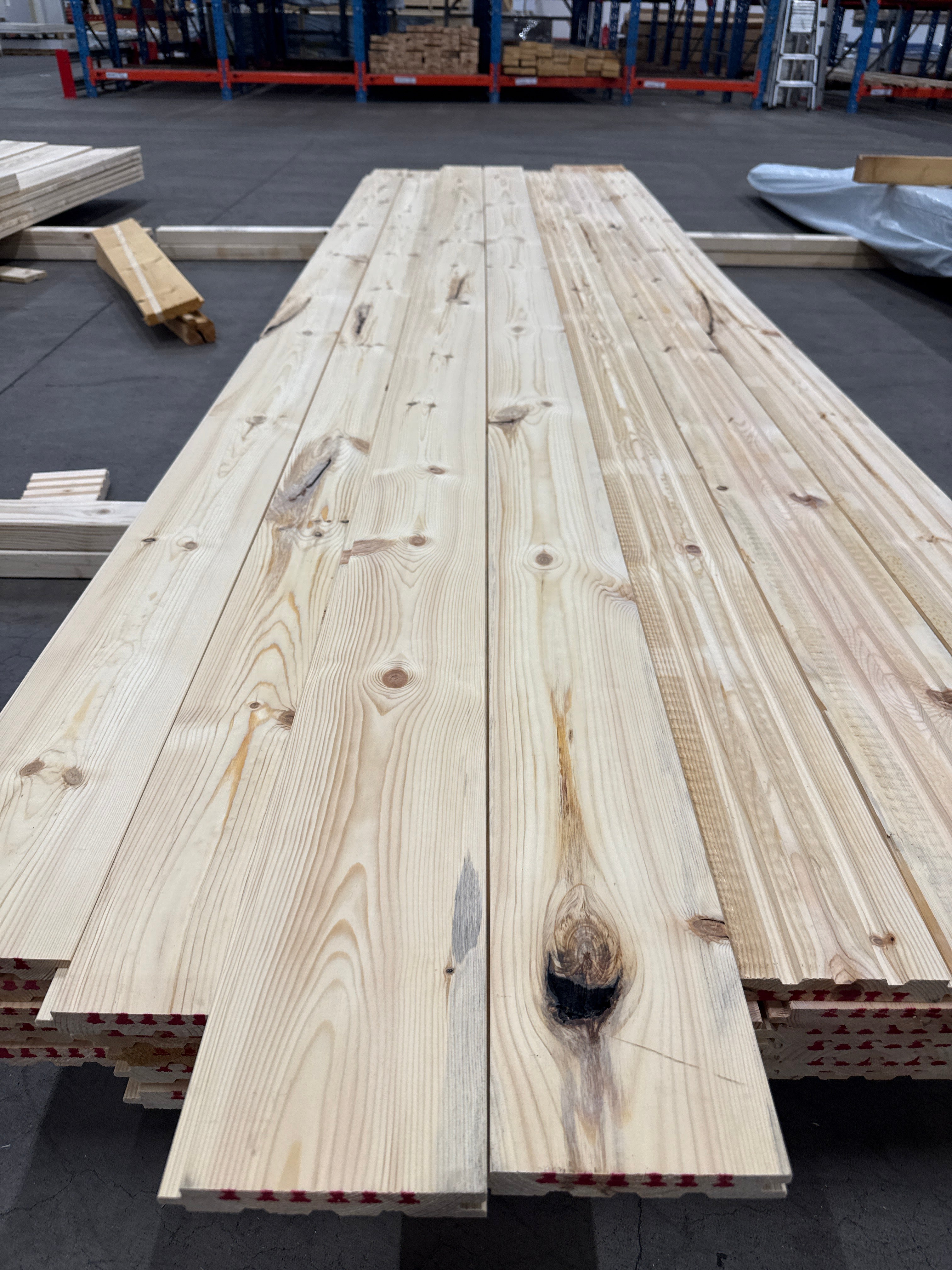 Paket Golvträ 22x148mm Furu med fas – 42 st (3,3–3,9 m, utskott)