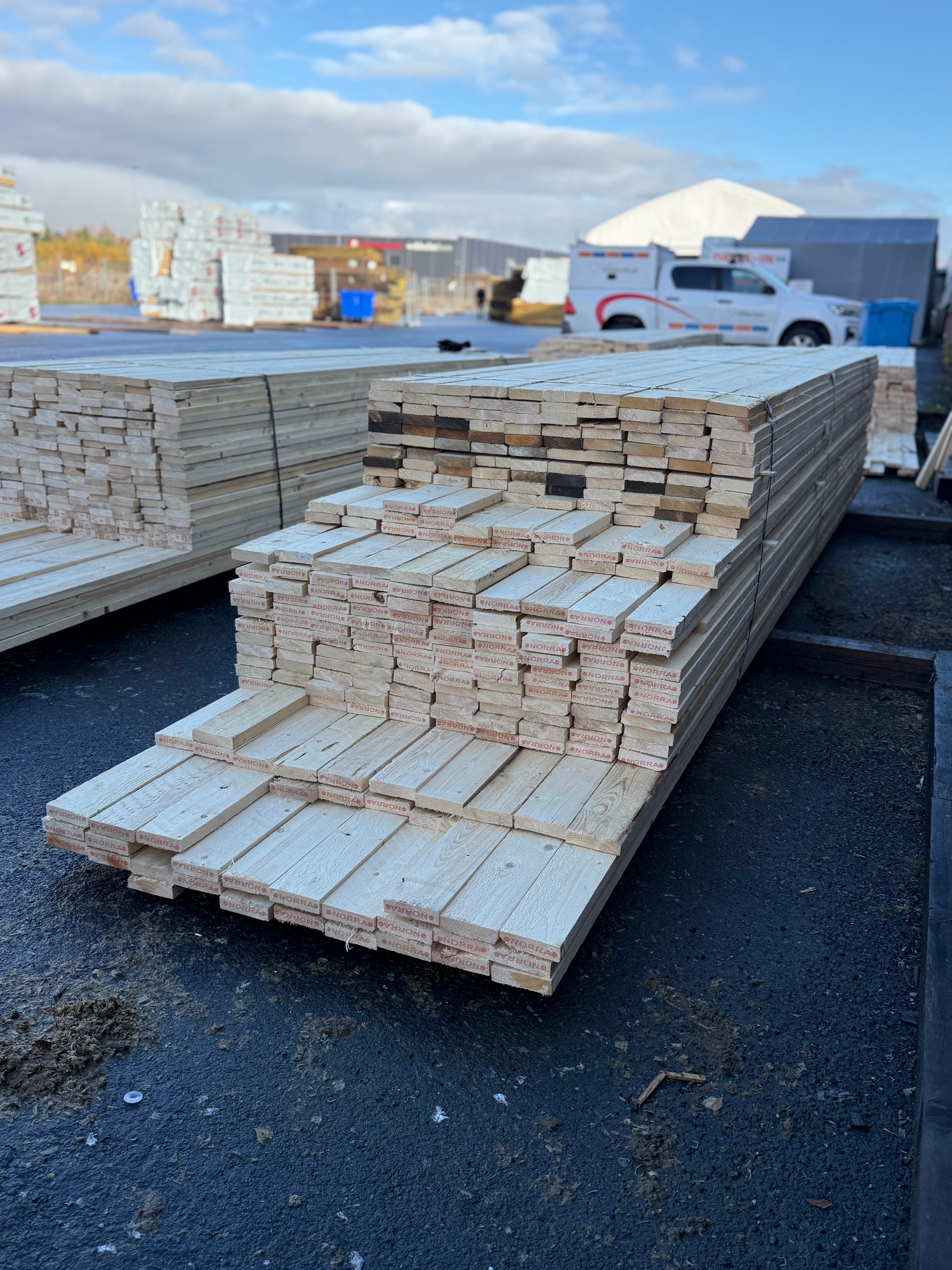 Paket Brädor 25x100mm Råsågade – 279 st (4,2–5,4 m, gran, obehandlad)