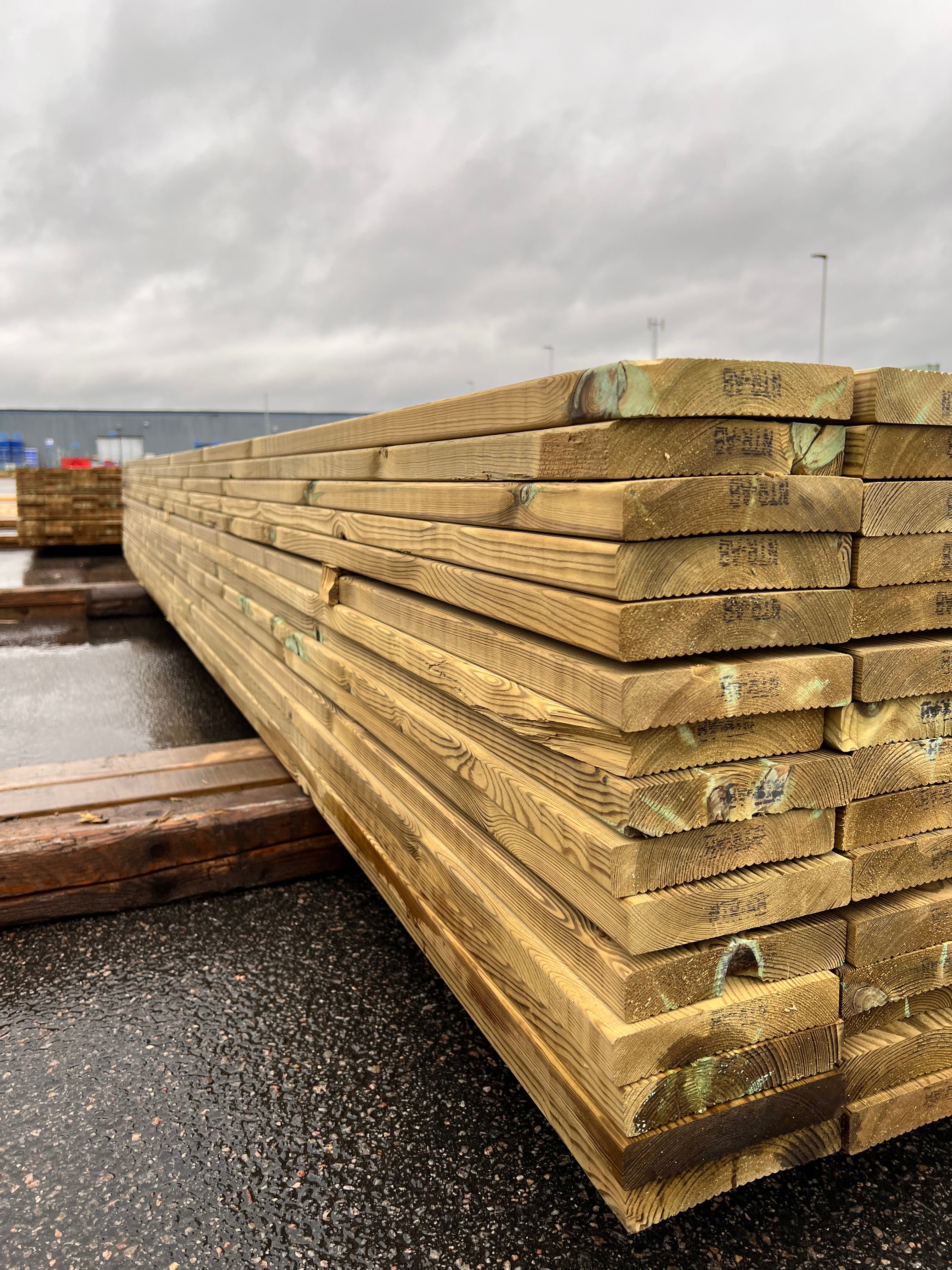 Paket Trall Rillad 28x145mm – 105 st 4.20m Tryckimpregnerad B-sort