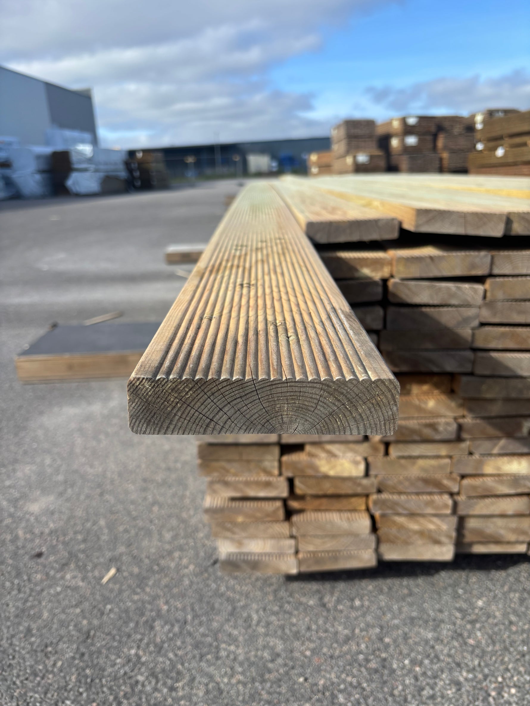 Paket Tryckimpregnerad Rillad Trall 28x120mm, 144st 5.10m- Väderbitet