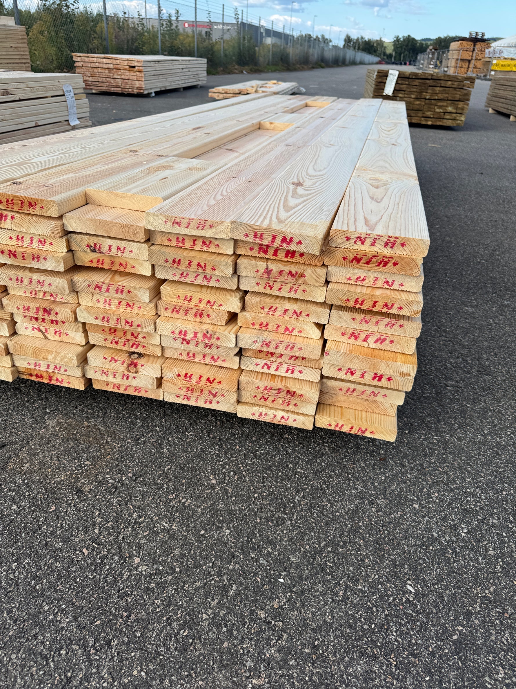 Paket Hyvlad 28x145 – 84st – 3.00–3.30 m – ANDRASORTERING