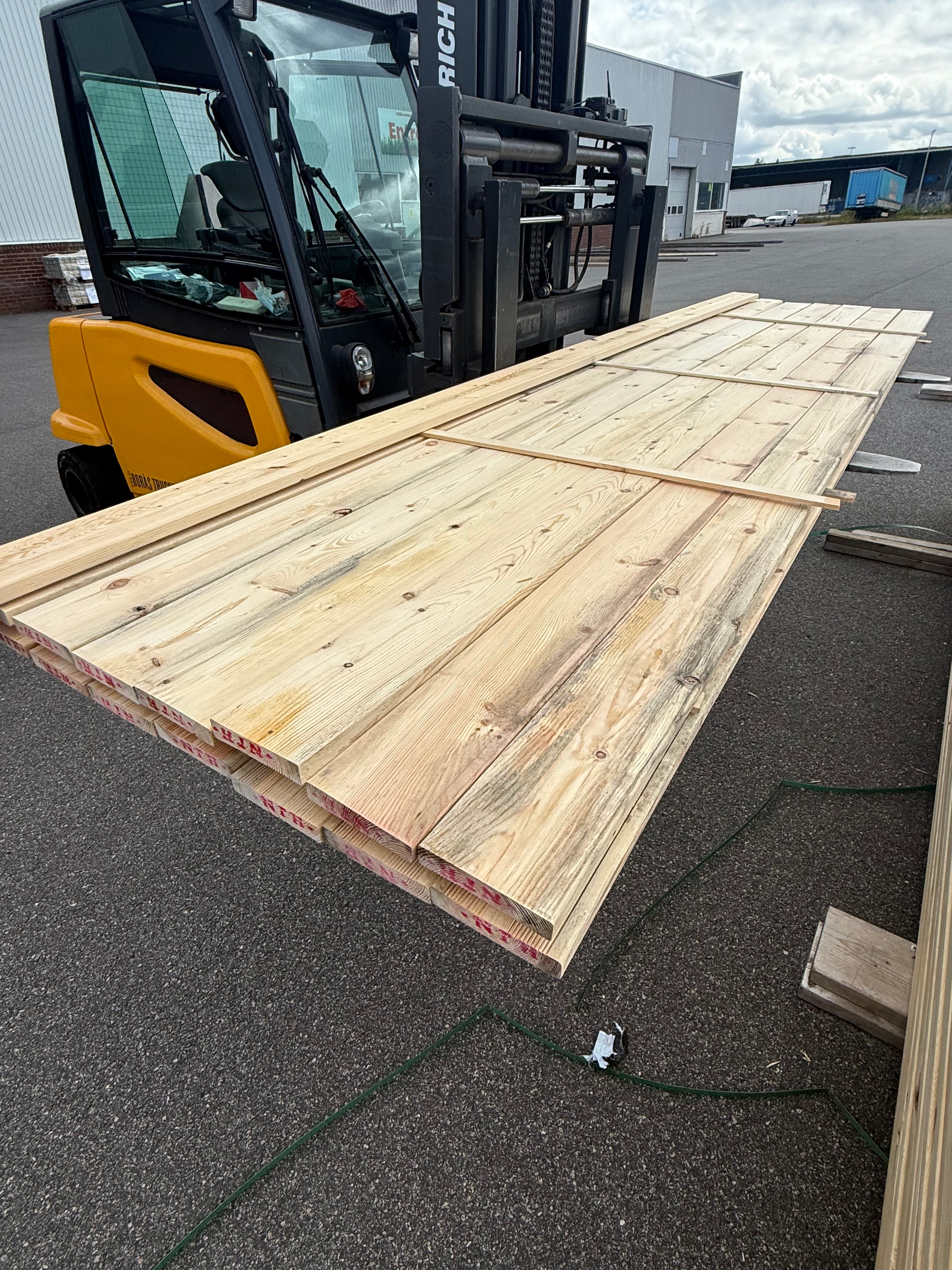 Paket Rillad Trall 34x145mm 98st 4.20m (Obehandlad) Fuktskadad