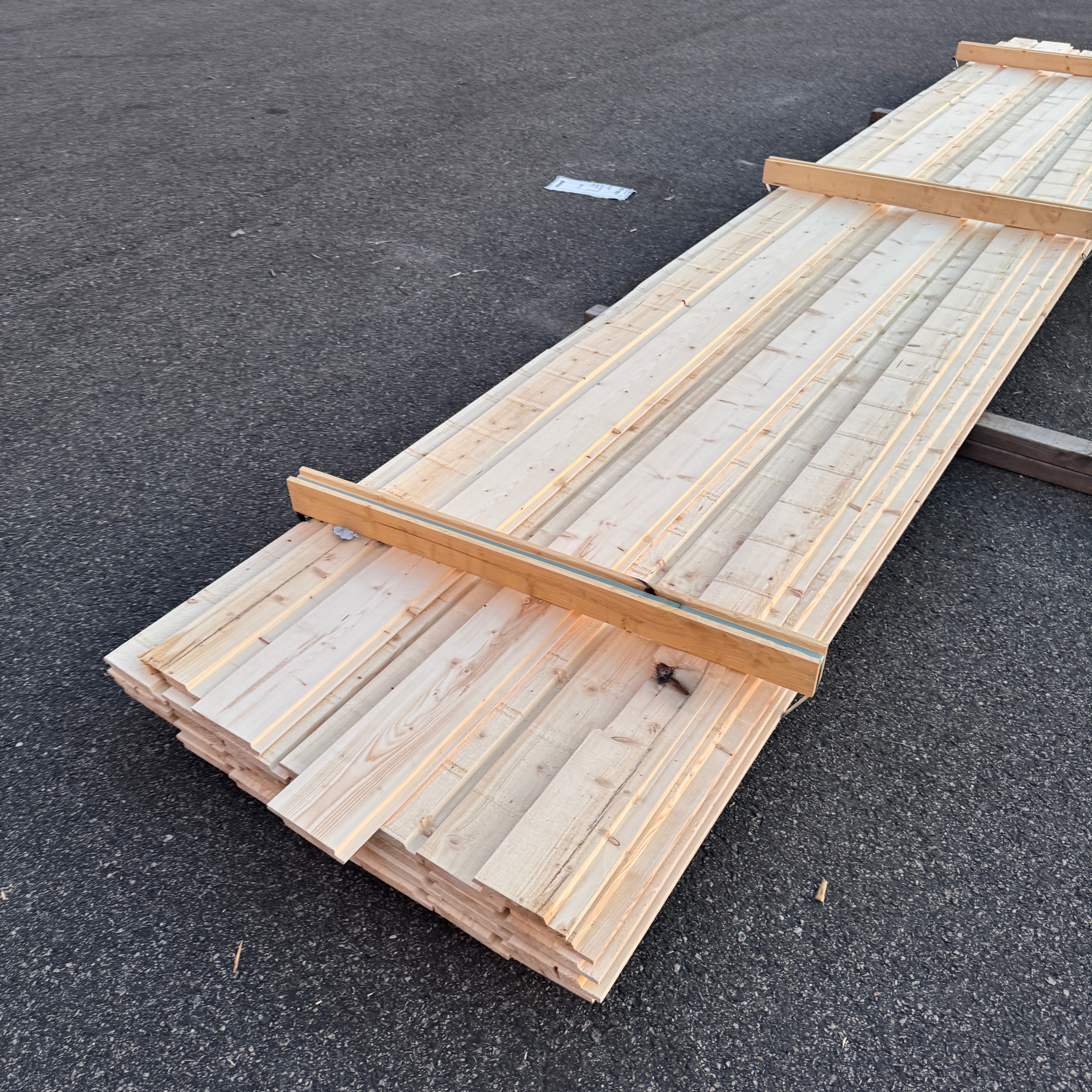 Paket Ytterpanel 22x145mm Falsad Spårpanel – 32 st 5,40 m (revor, obehandlad)
