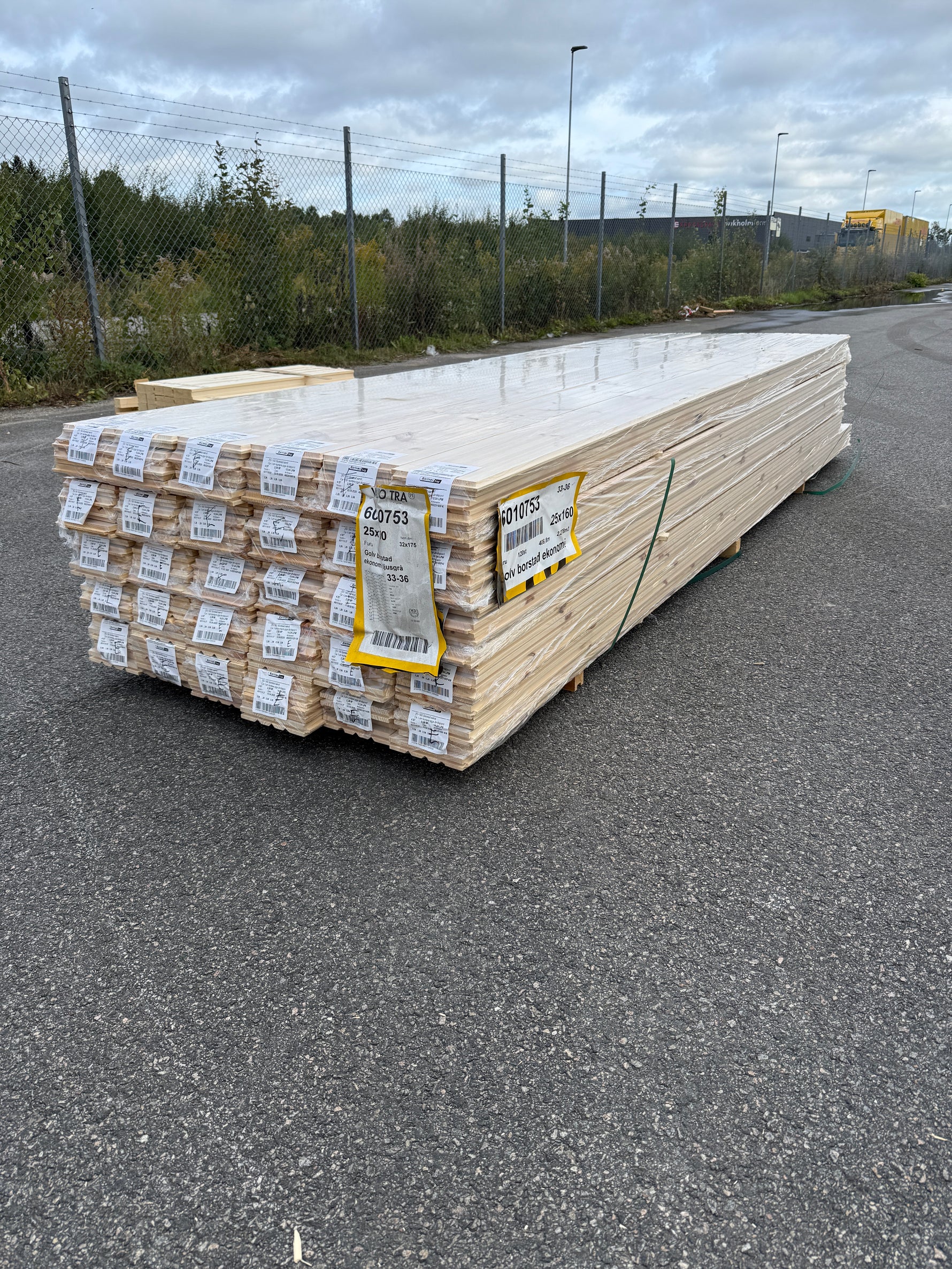 Parti Massivt Furugolv Borstad Ljusgrå Ekonomi 25x160 mm – ca 64,32 m²