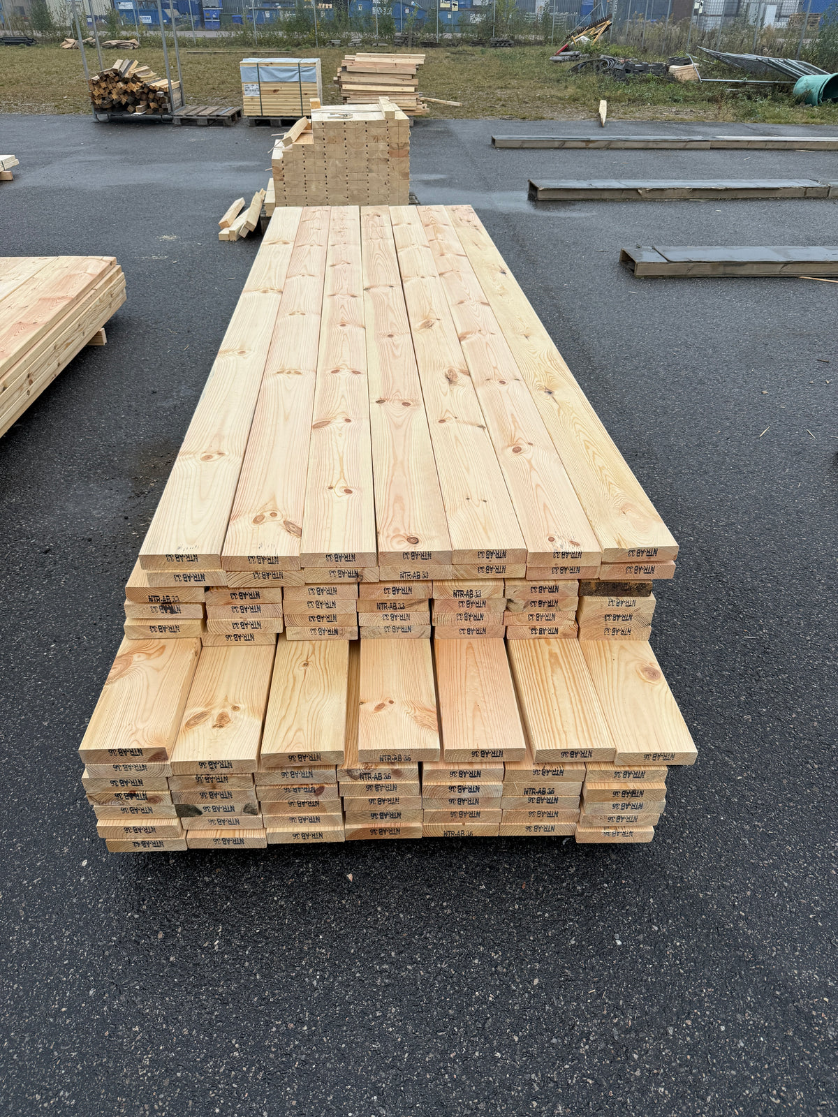 Paket Obehandlad Trall 36x148mm Furu 3,30–3,60m – 84st (Andra sortering)