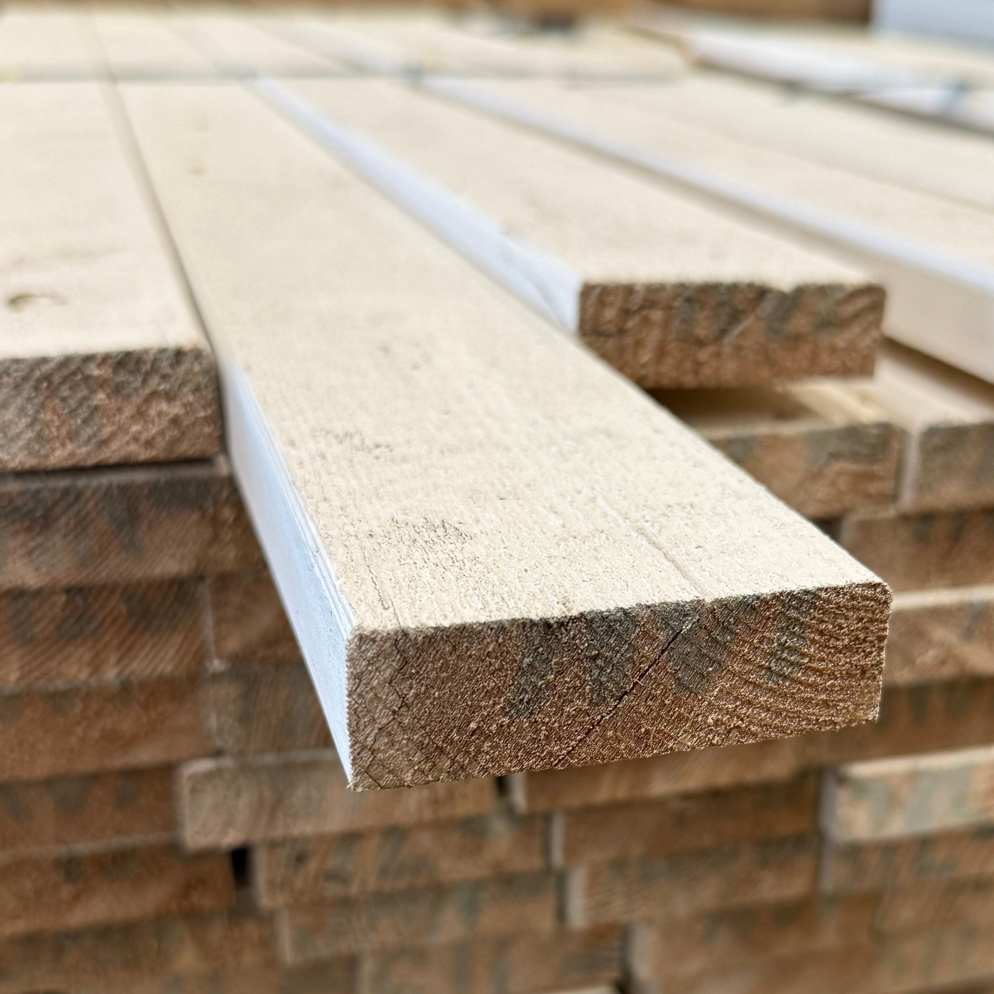 Finsågad Bräda 22x70mm - Vitmålad Gran (Grund + Mellanstruken)