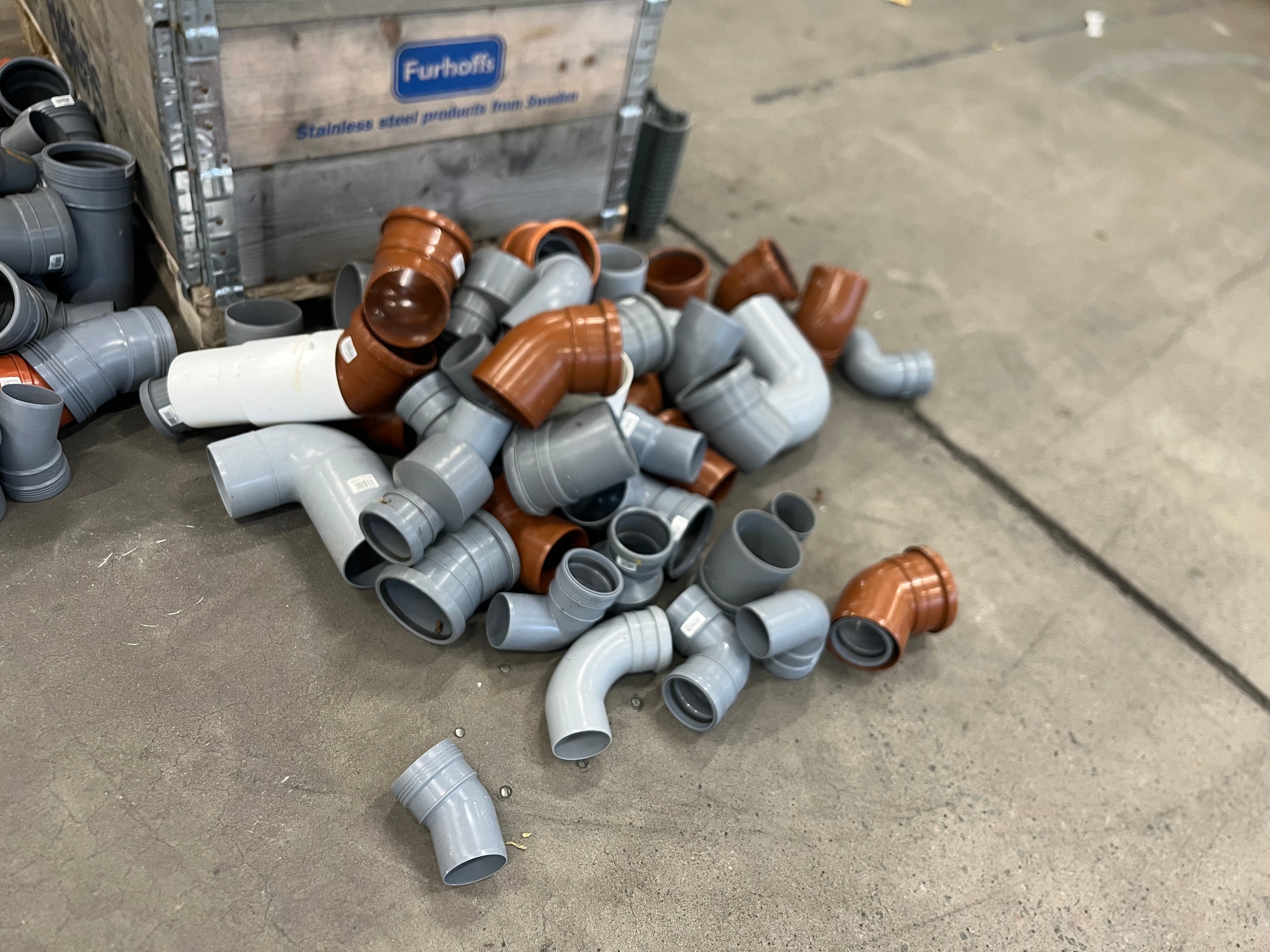 Parti med rördelar till markavlopp