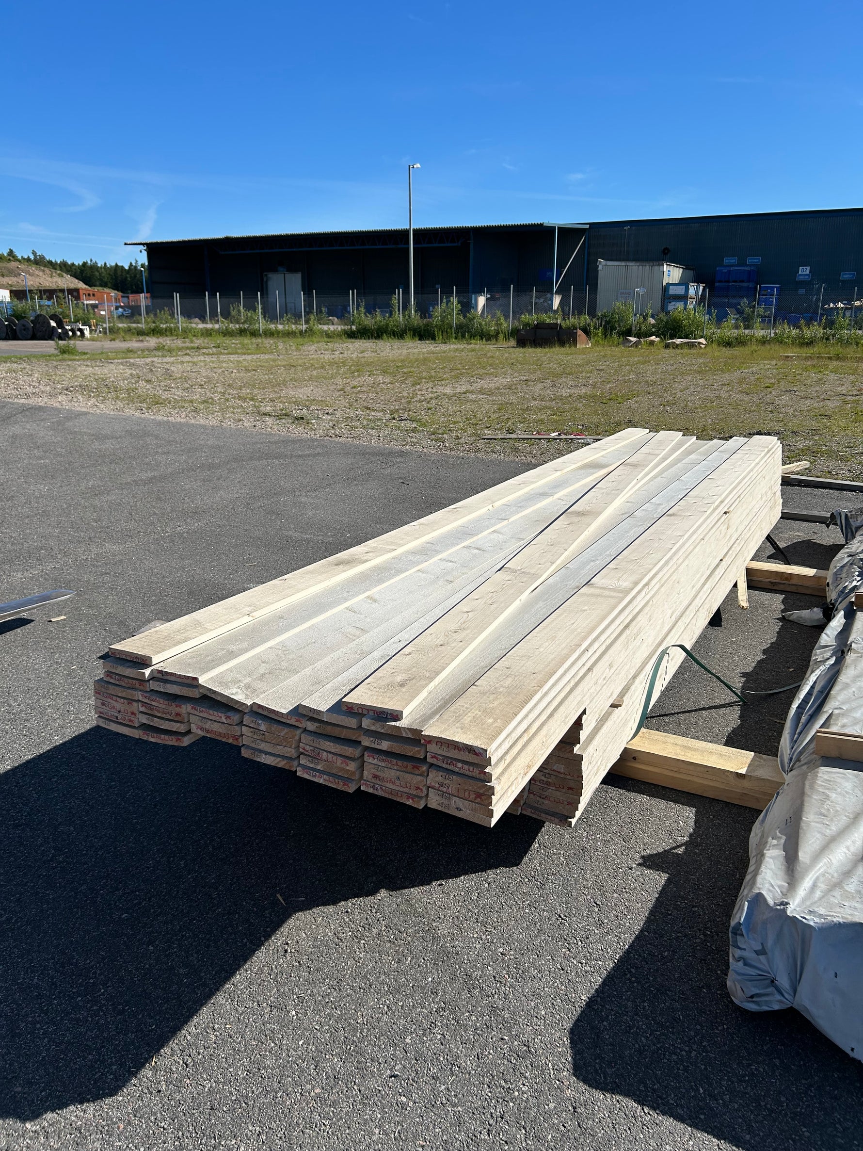 Paket Finsågade Brädor 22x145mm, 155st (4.20-4.80m) Grundmålade