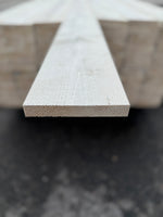 Finsågade Brädor 22x145mm 4,50m – Grundmålade (Säljs per styck)