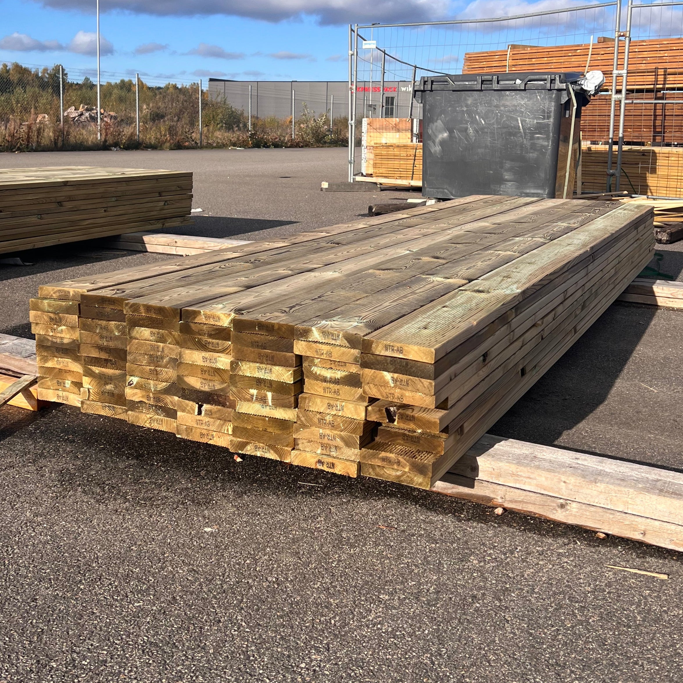 Tryckimpregnerad rillad trall 28x145 – 70 st (B-sortering)