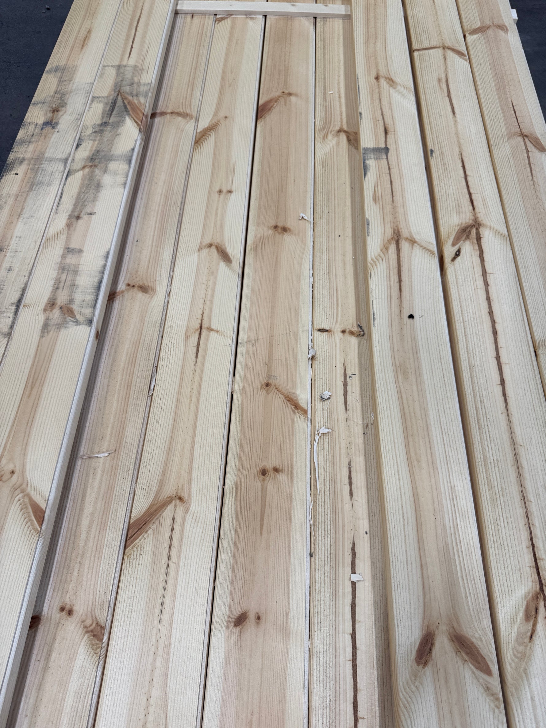 Paket Hyvlade Brädor 28x120mm 3,60m – 95 st Felhyvlade
