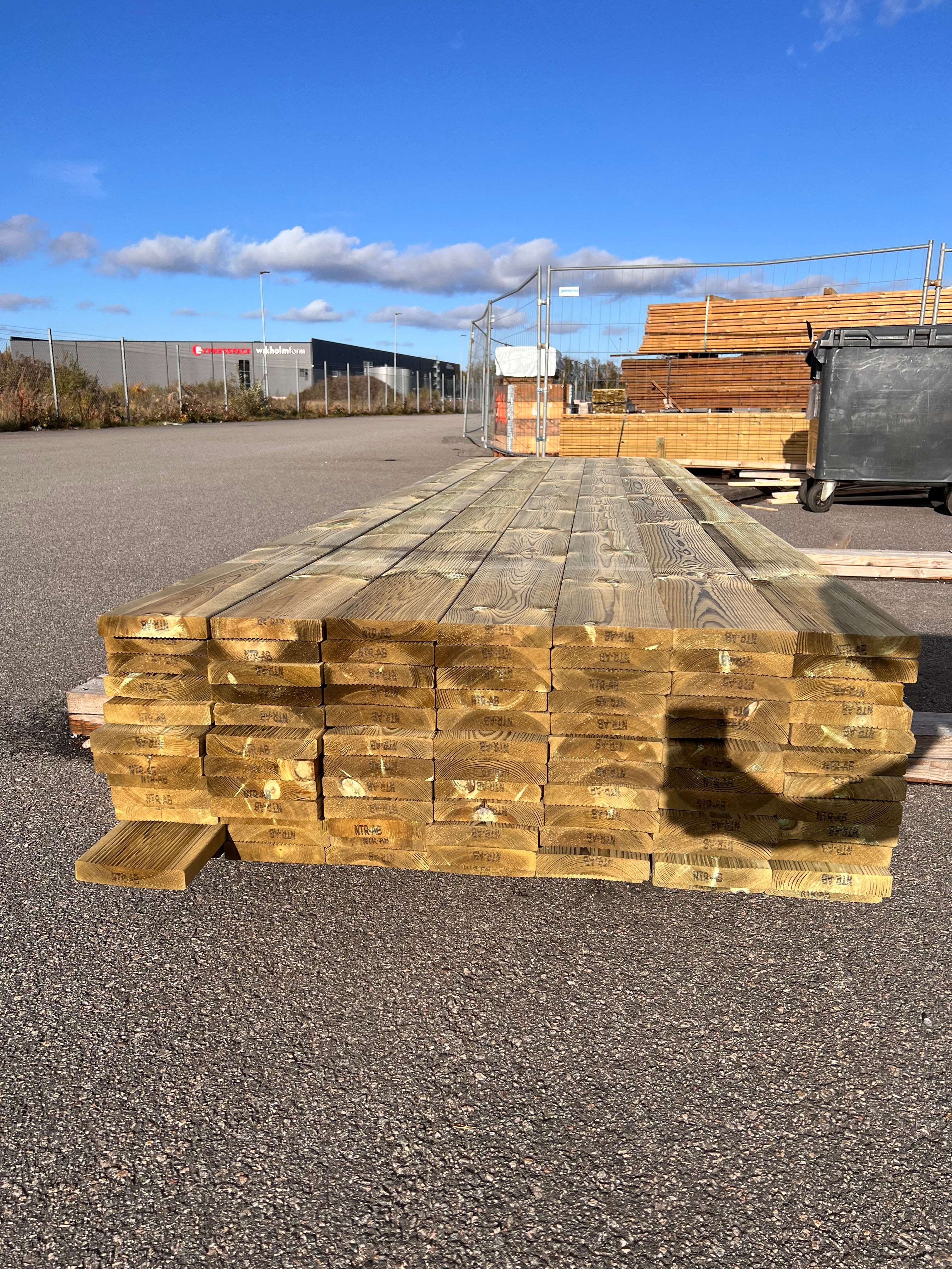 Tryckimpregnerad Rillad Trall 28x145 – 84 st (B-sortering)