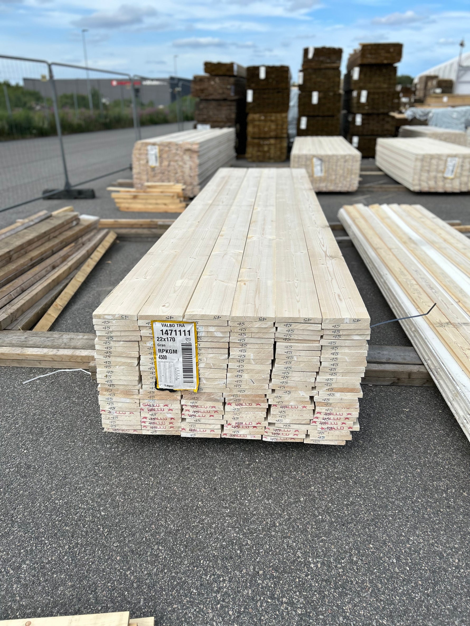 Paket Finsågade Brädor 22x170mm 4,50m 150st Grundmålade