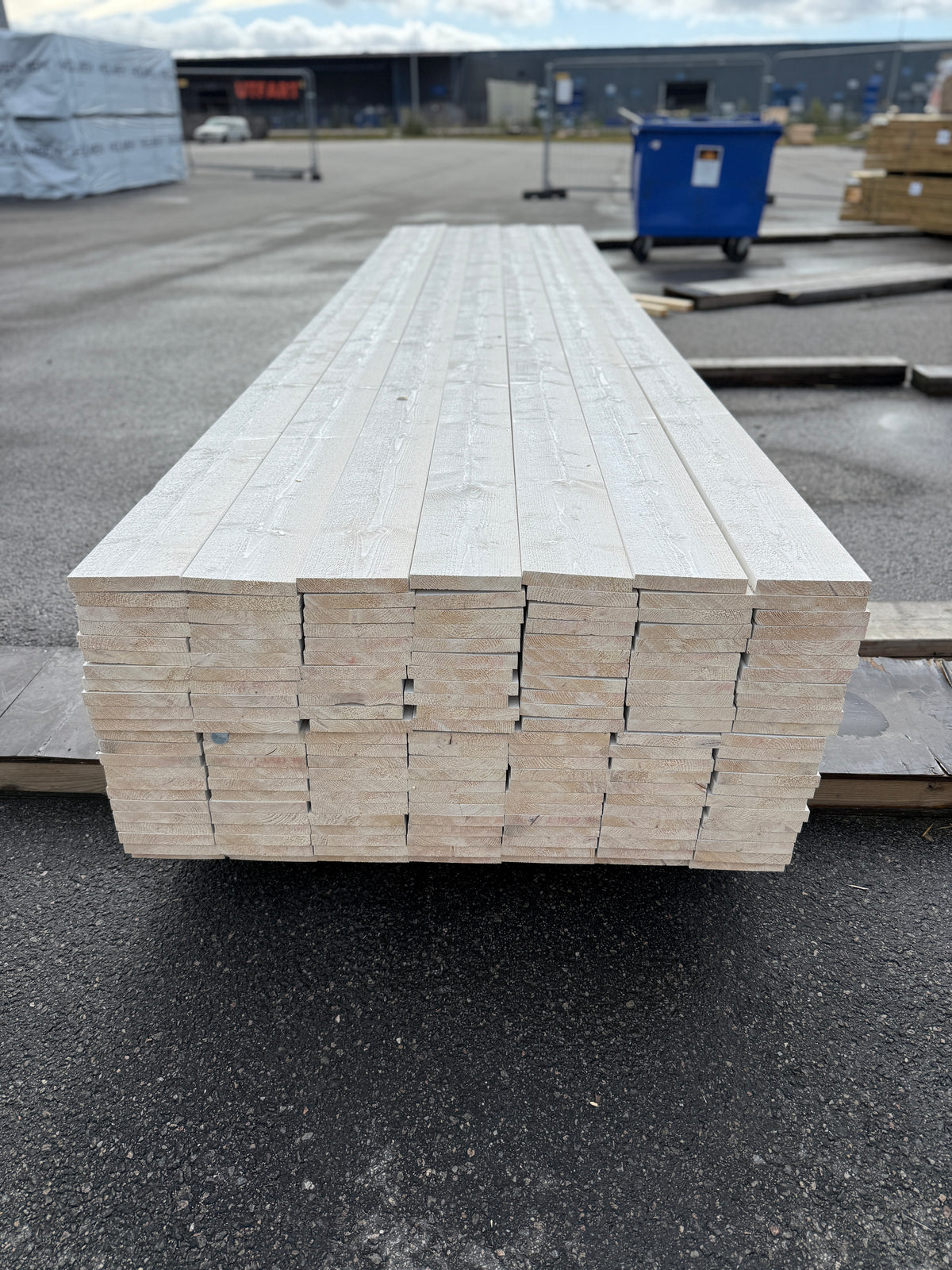 Finsågade Brädor 22x145mm 4,50m – Grundmålade (Säljs per styck)