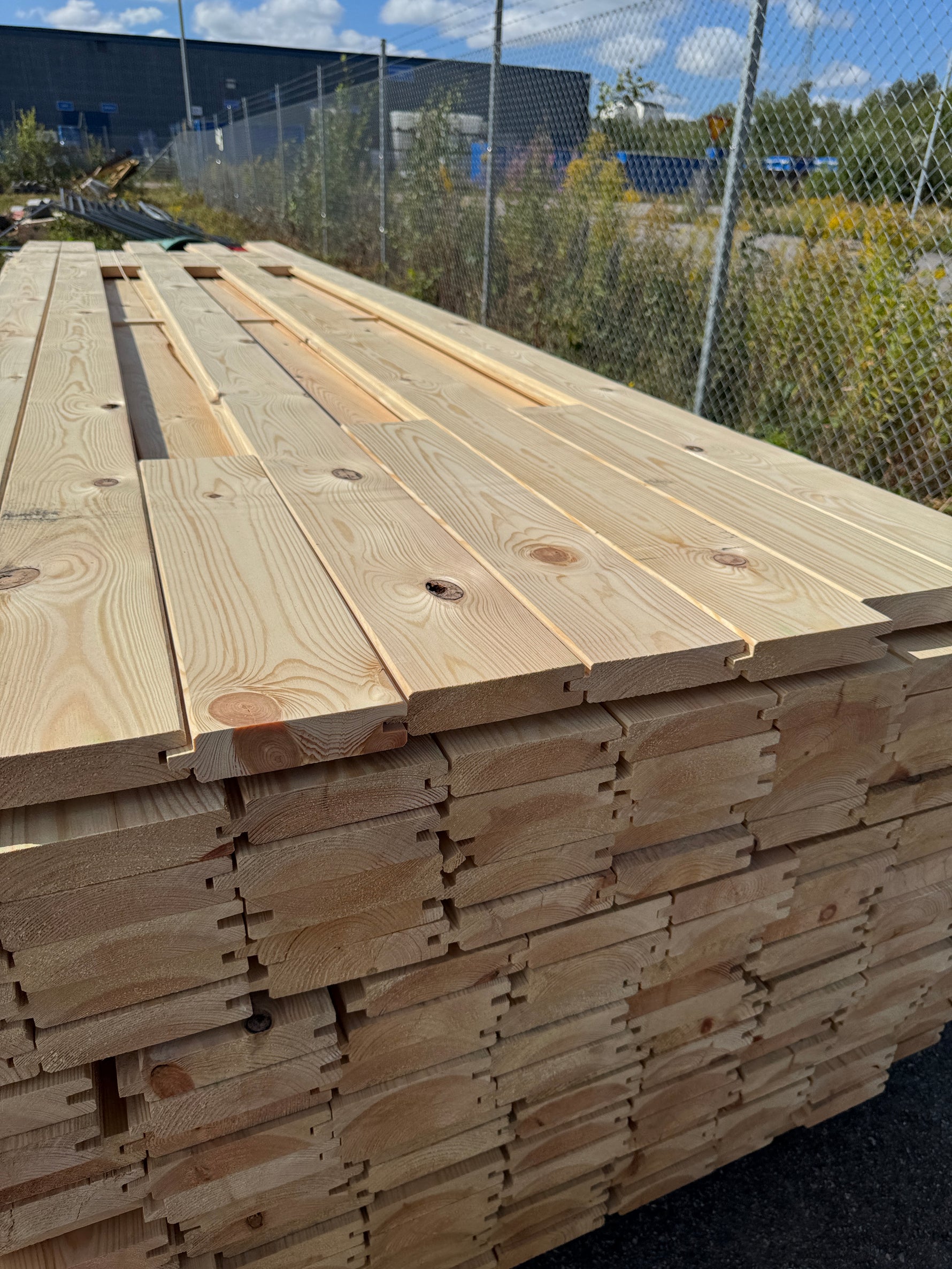 Paket Hyvlad Panel med Spont 34x145 – 165st – 4.20 m – ANDRASORTERING