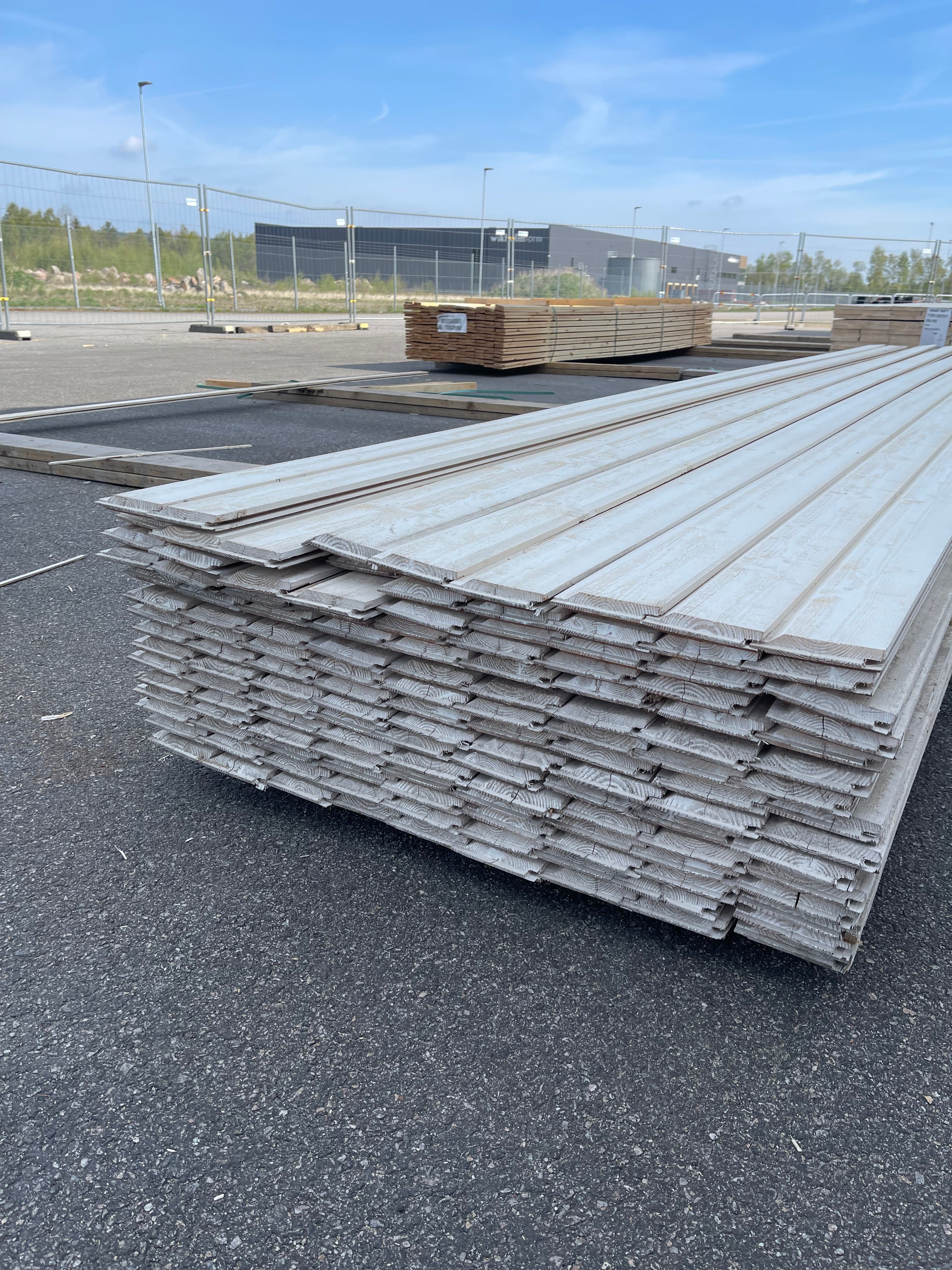 Paket Enkelfaspanel Vit 22x120 mm – 5,40 m – 137 st Vattenskadat