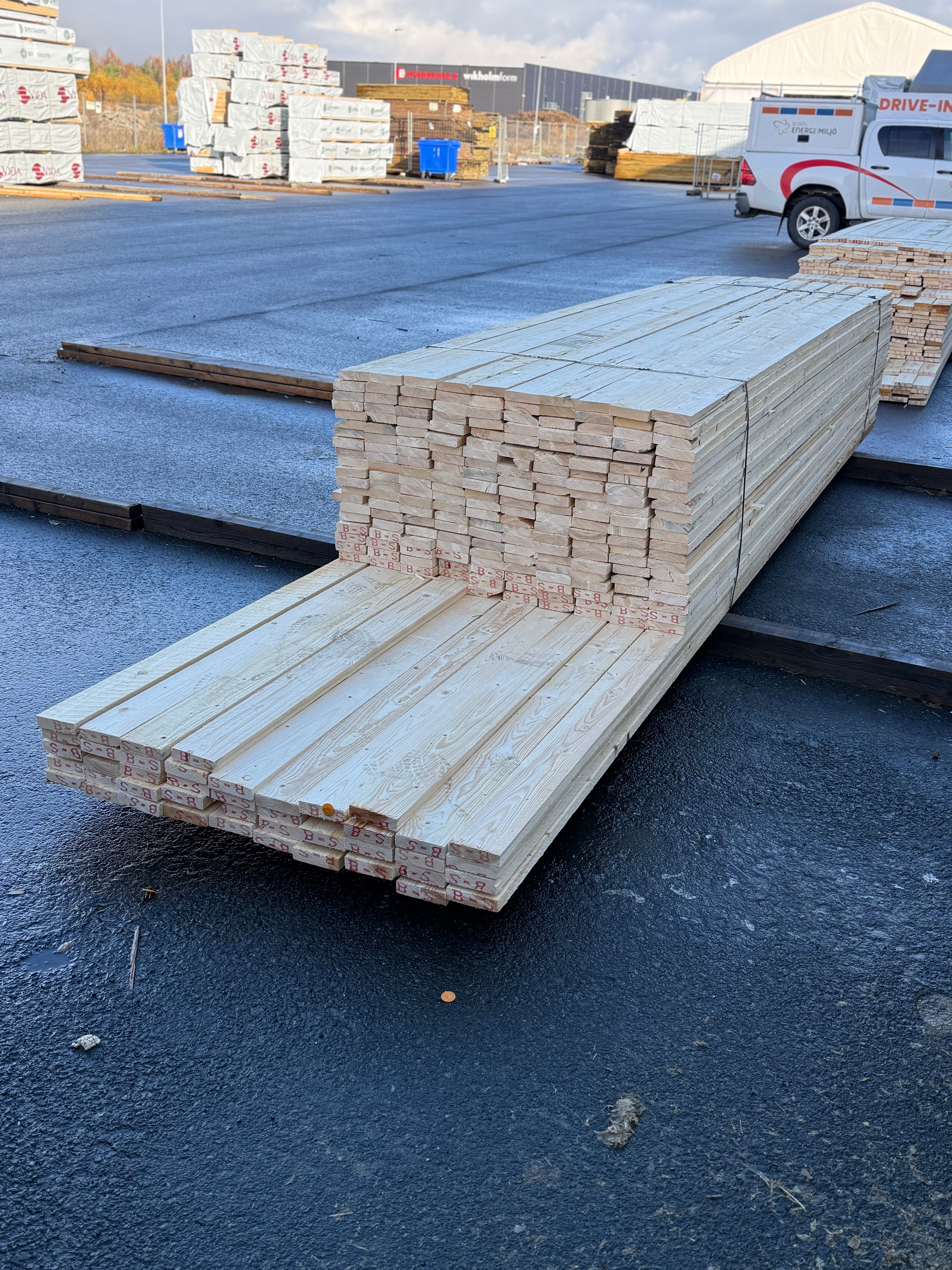 Paket Brädor 25x100mm Råsågade – 249 st (3,6–4,8 m, gran, obehandlad)