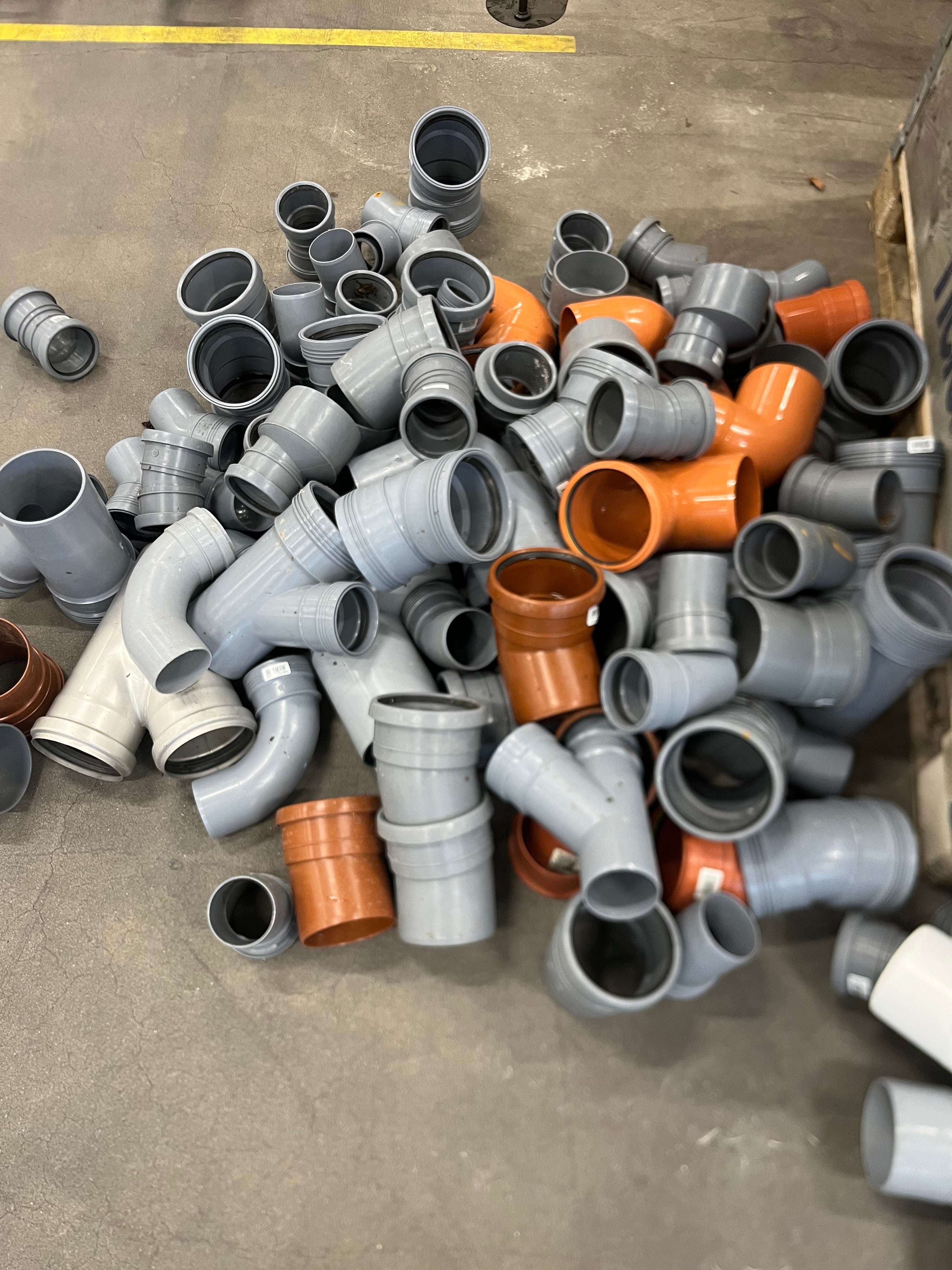 Parti med rördelar till markavlopp