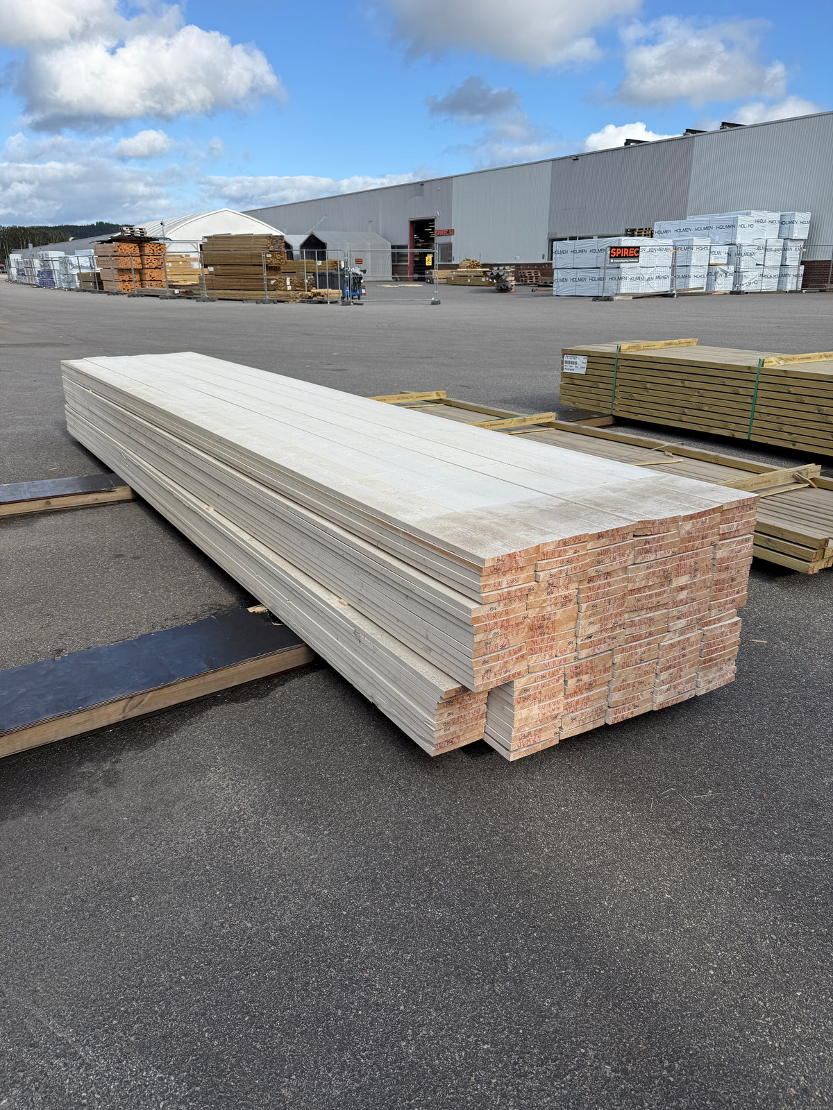 Paket Finsågade Brädor 22x170mm, 150st 5,40m Grundmålade
