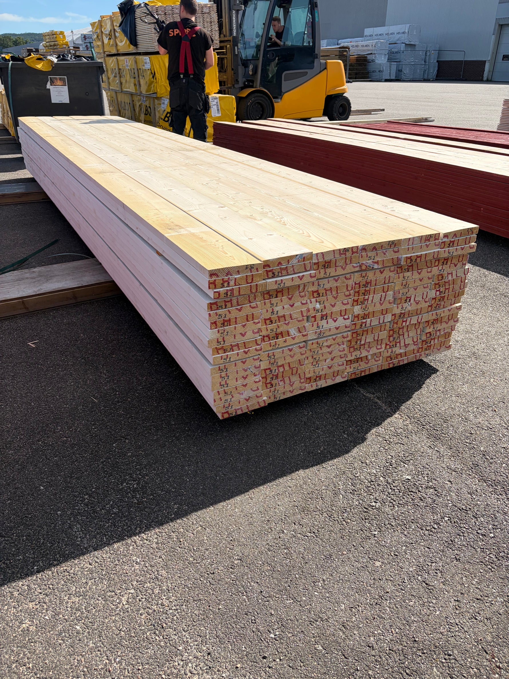 Paket Finsågade Brädor 28x170mm, 102st 5.10m Grundmålade